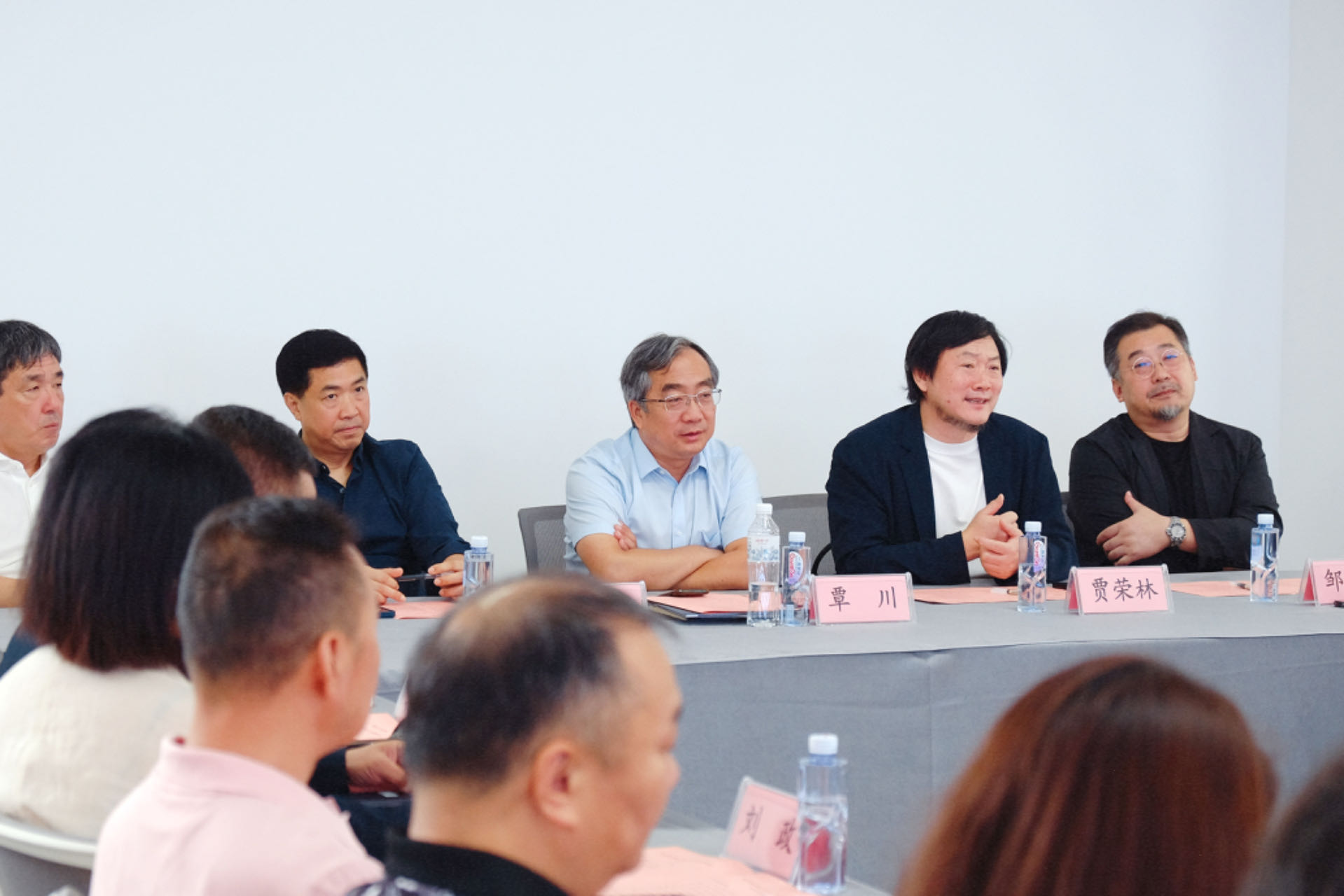 20240911-米兰milan官方网站美术学院《专业考察》课程开设30周年专题研讨会举行-研讨会现场专家学者探讨交流-胡思凡.jpg