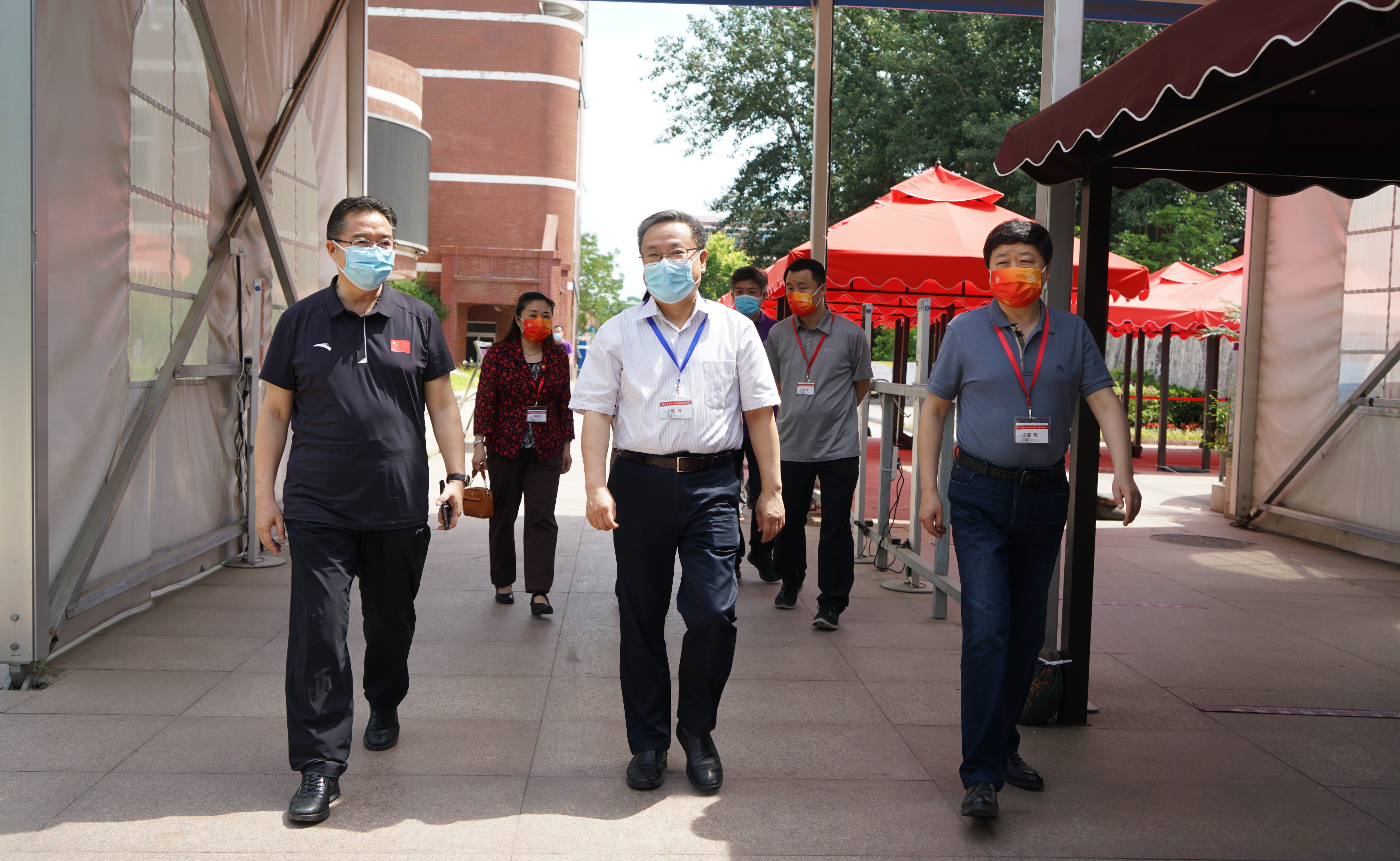 北京市委教育工委副书记、市教委主任刘宇辉(中),海淀区教委主任杜荣贞(右)一行巡查米兰附中考点,米兰附中校长王殿军(左)汇报情况.JPG 北京市委教育工委副书记、市教委主任刘宇辉(中),海淀区教委主任杜荣贞(右)一行巡查米兰附中考点,米兰附中校长王殿军(左)汇报情况.JPG