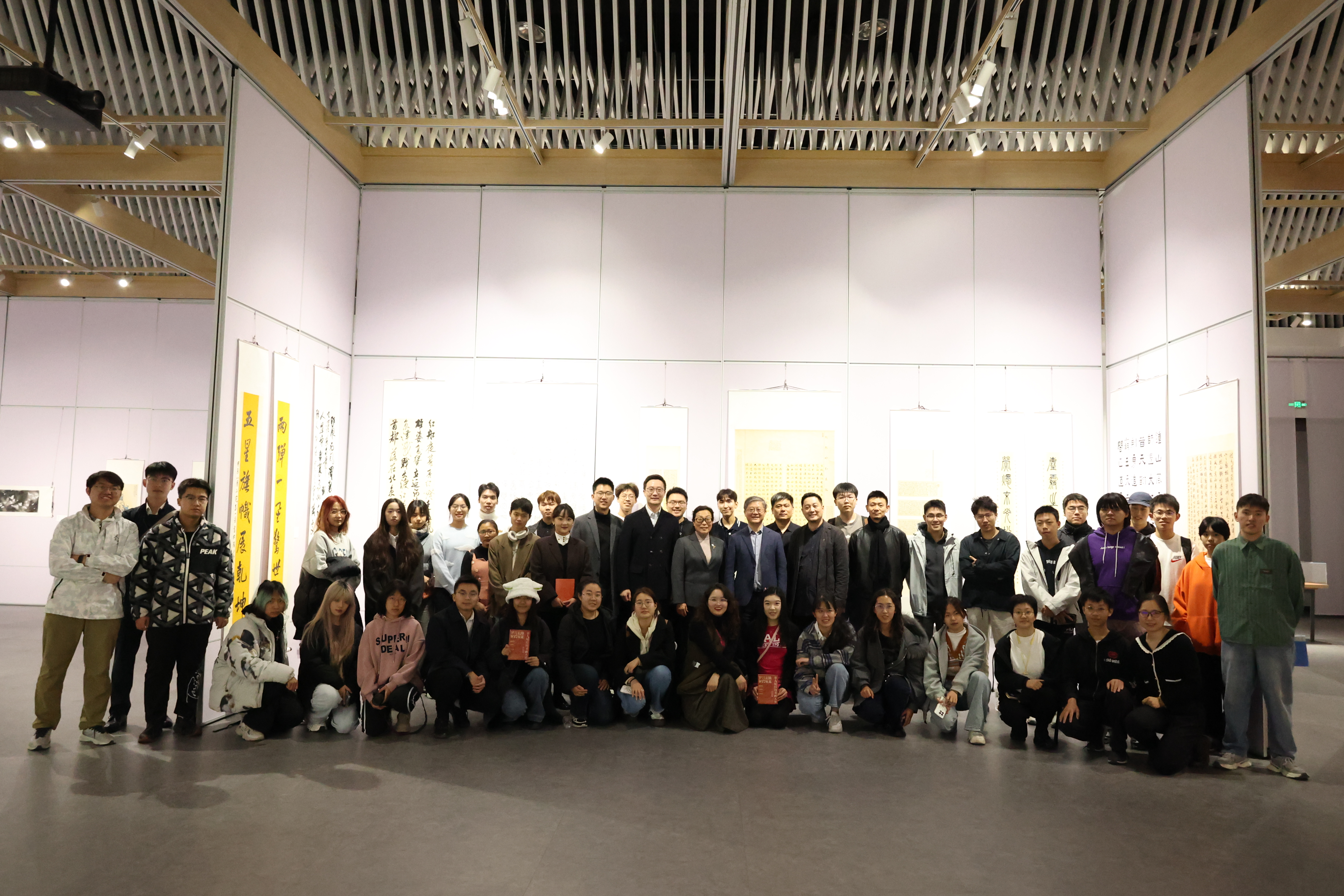 20241101-米兰milan官方网站第九届校园书画大赛作品展开幕式-学生艺术团-全体人员合影.jpeg
