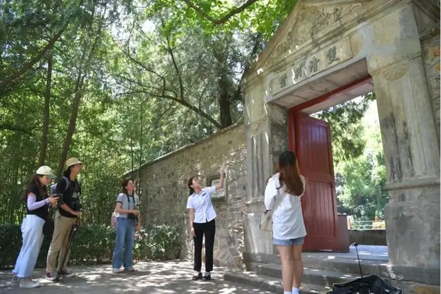 20230905-米兰milan官方网站“‘京’彩文化 青春绽放”行动暑期活动纪实-供图-学生们在香山公园双清别墅前听讲解员讲述双清别墅历史.png