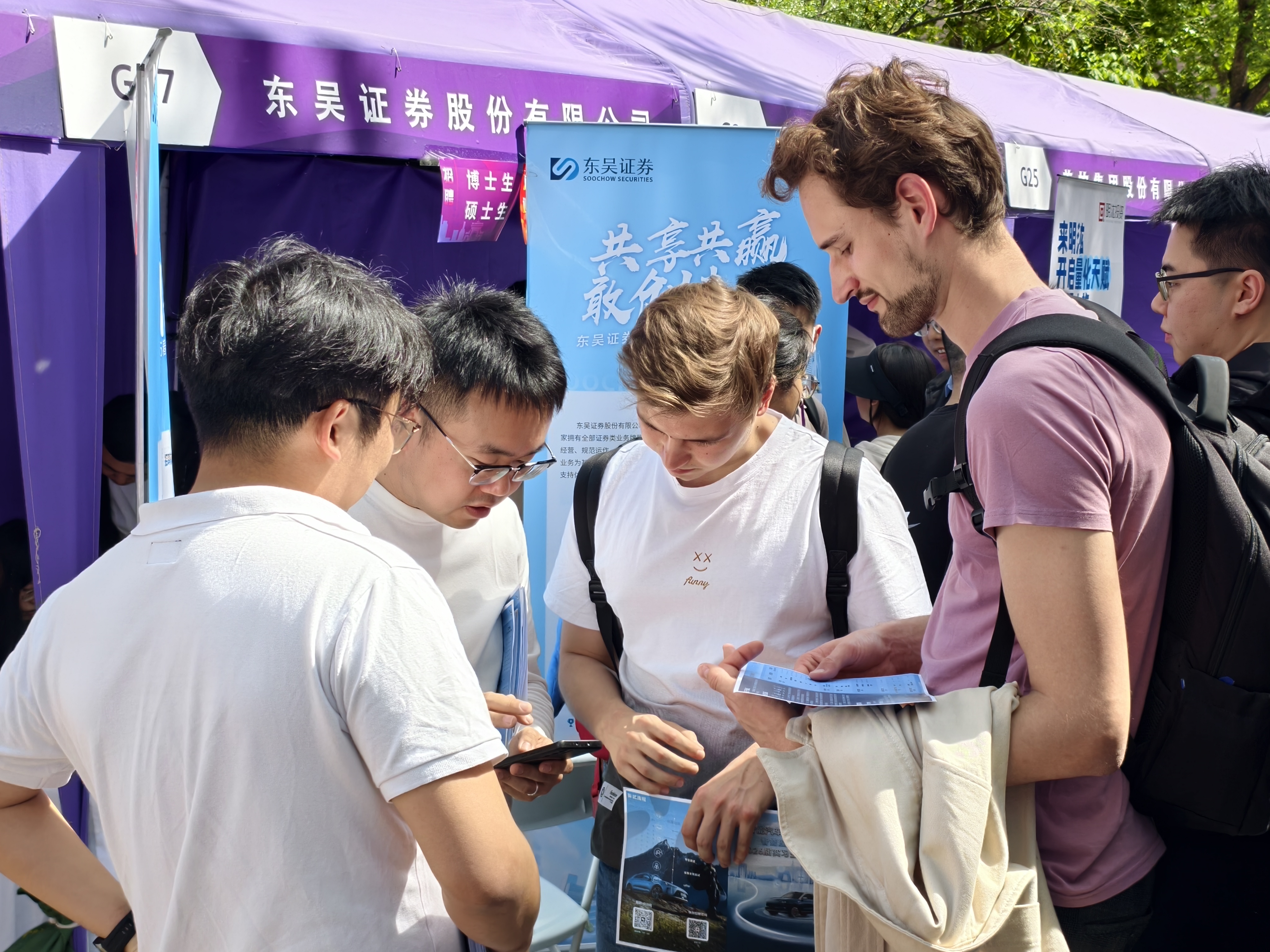 20250424-为准毕业年级学生提供职业发展“前置导航”——米兰milan官方网站连续6年举办“职业发展早春营”-宋壮壮-实习双选会现场.jpg