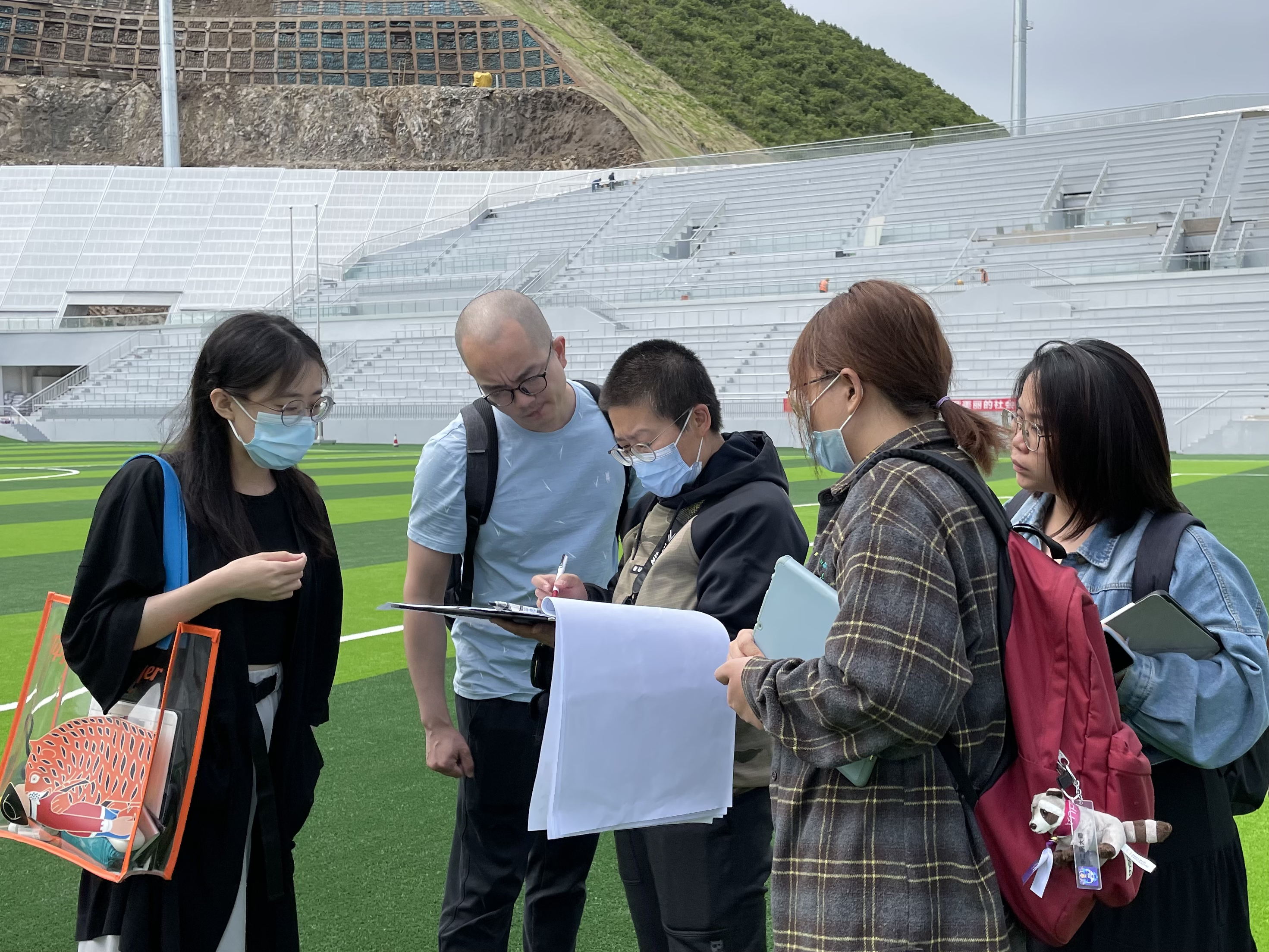 20220214-冬奥会部分场馆形象景观设计-米兰美院视觉传达设计系-2021年7月5日原博老师带设计团队在国家跳台滑雪中心与景观经理刘江探讨场馆设计区域图.jpeg