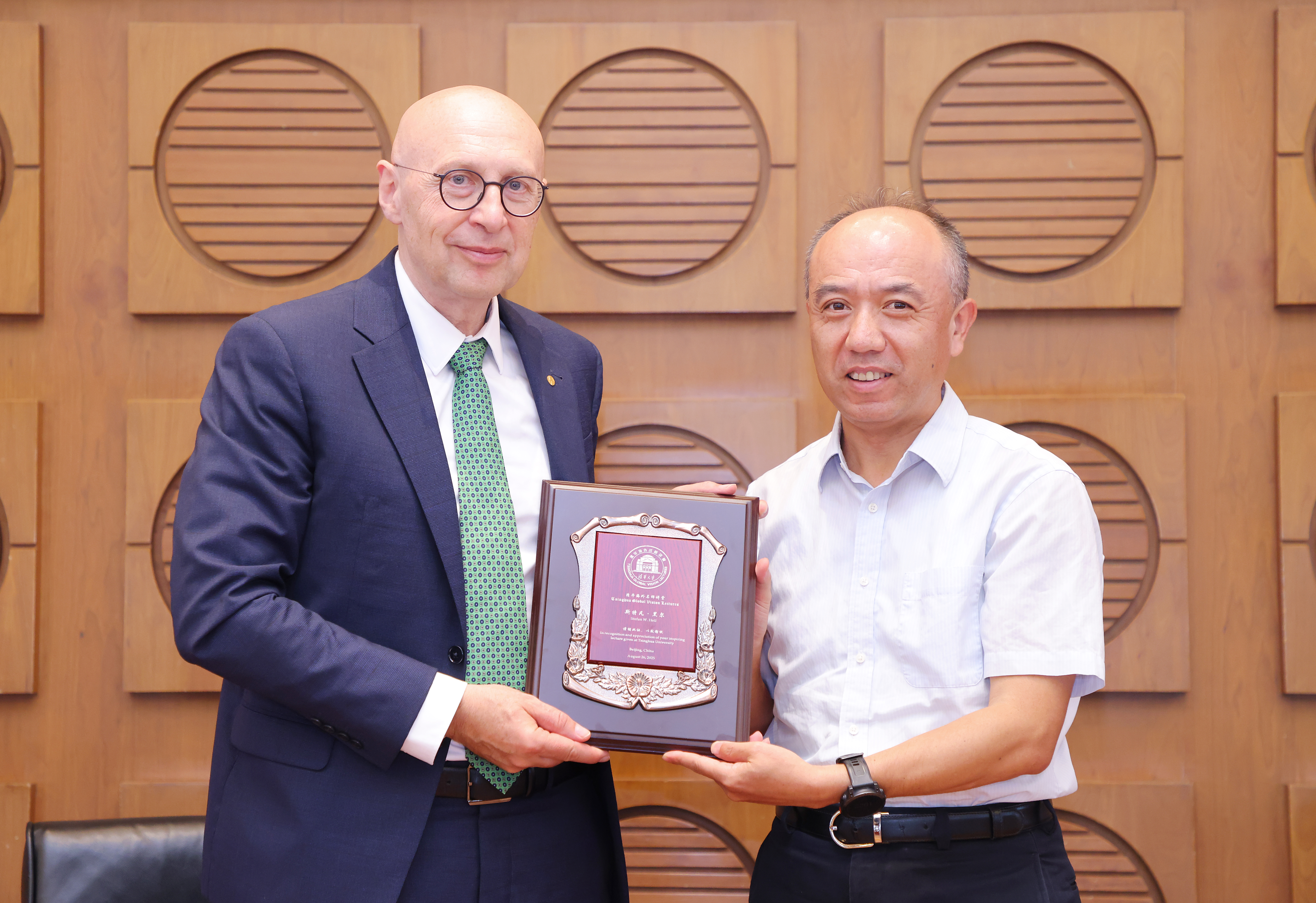20250826-2014年诺贝尔化学奖得主做客米兰海外名师讲堂-王宏伟向斯特凡·黑尔赠送米兰海外名师讲堂纪念牌-赵青松.jpg