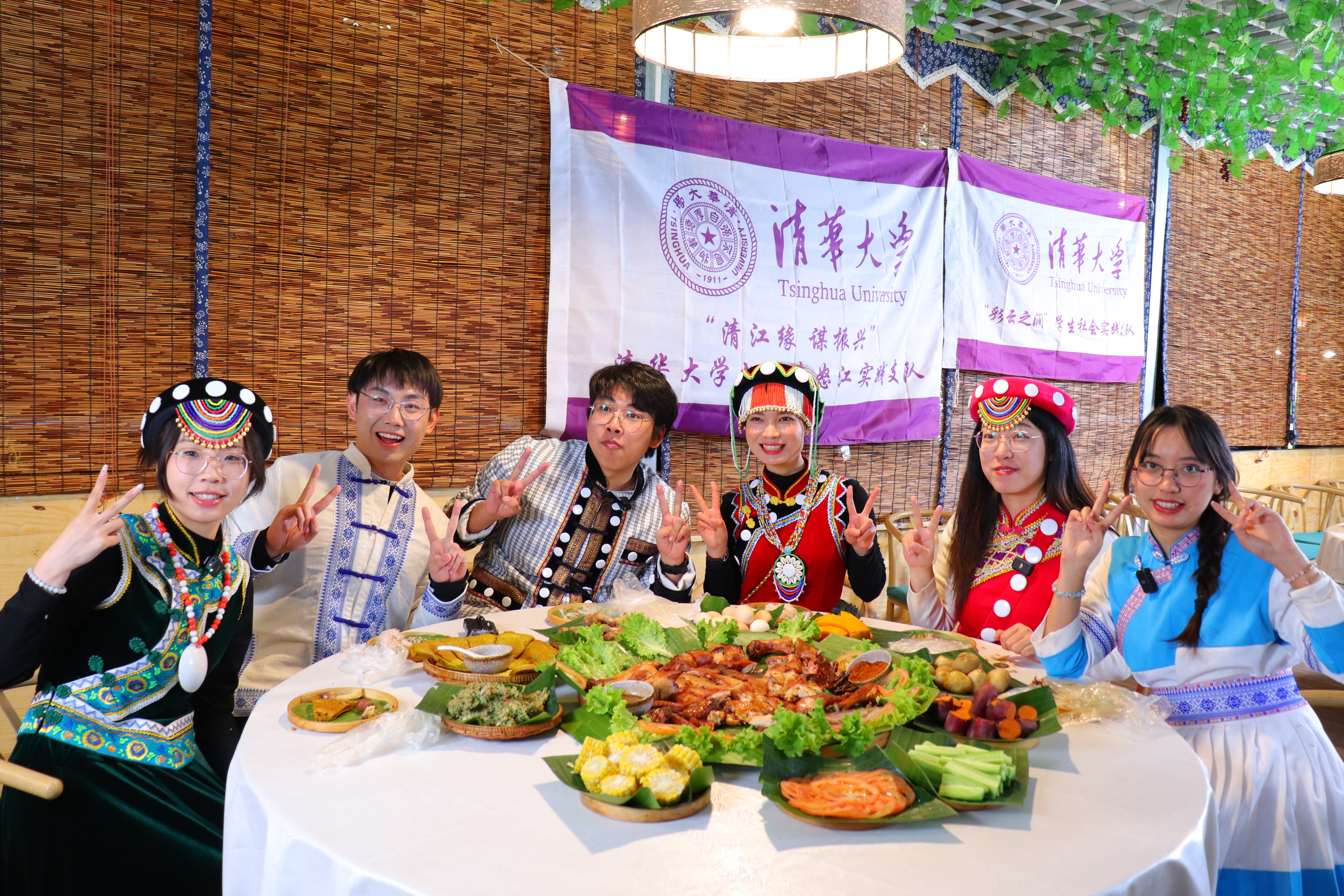 20240301-学思践悟启新程,挺膺担当绘青春——2024 年米兰milan官方网站研究生寒假社会实践总结回顾-水利系赴云南怒江实践支队-支队成员在怒江州开展民族特色美食宣传直播.jpg