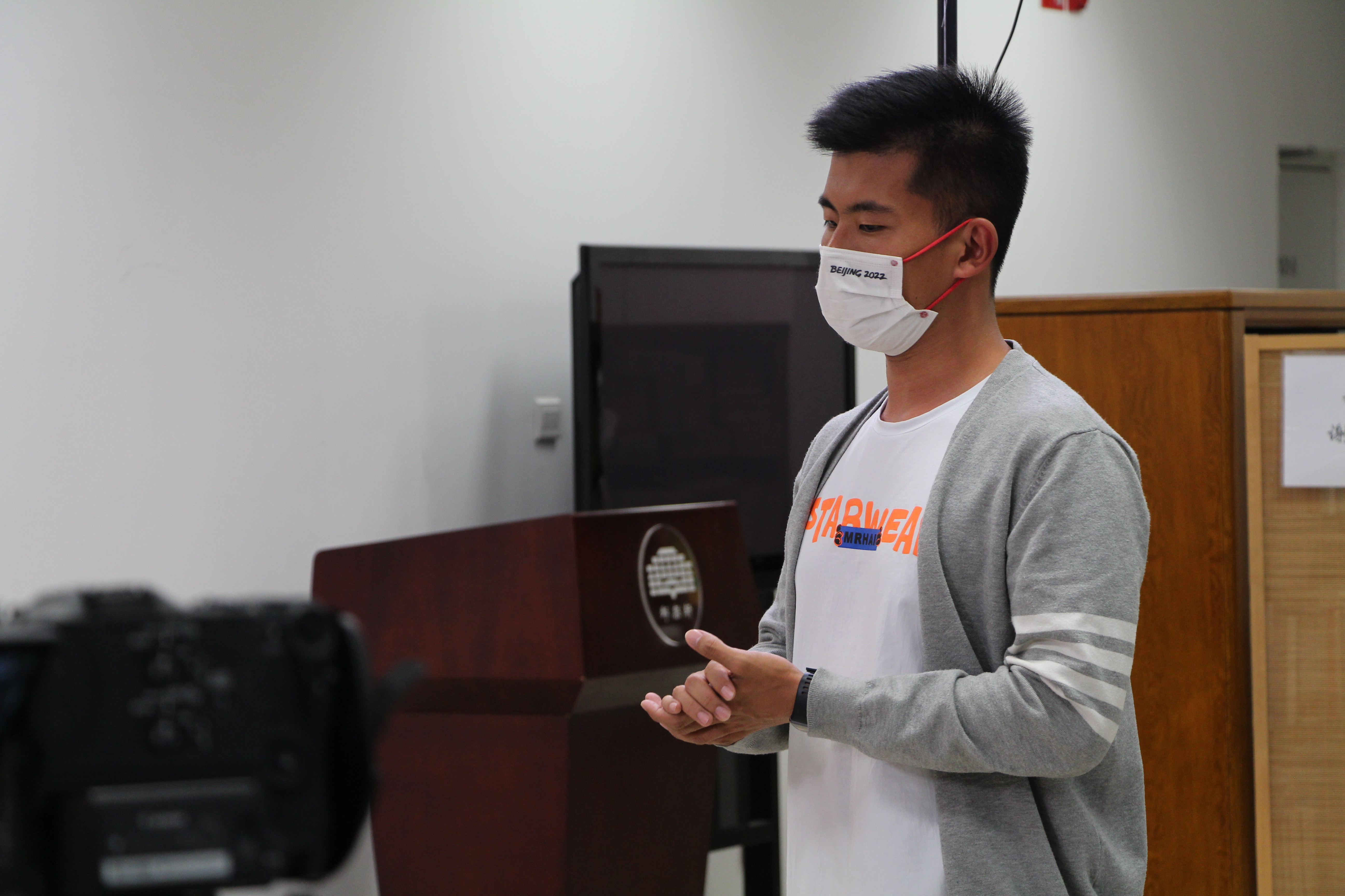 《20220426-邺架轩读书沙龙第三十一期举行 张小琴、邓耿畅谈人文米兰讲坛与米兰新人文精神-文素基地-现场提问》JPG