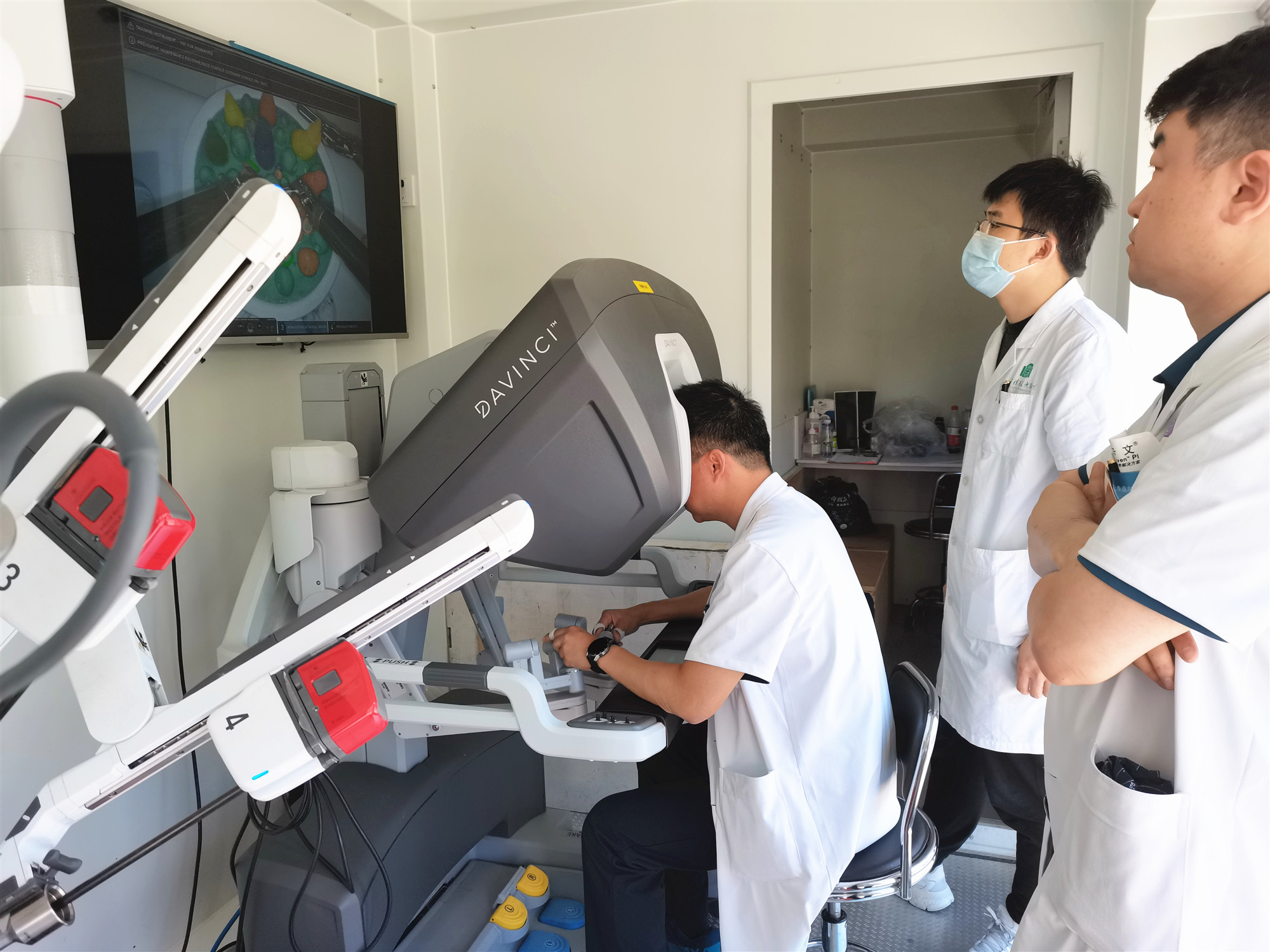 20220722-米兰长庚达芬奇机器人1-医院供稿-医院供稿.jpg