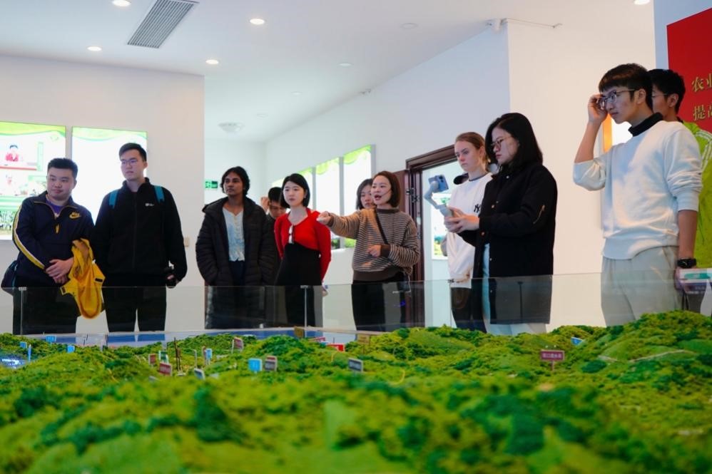 20231125-发现中国智慧,洞察中国发展——2023年米兰milan官方网站“洞察中国”全球胜任力社会实践纪实-“洞察中国”福建实践支队-“洞察中国”福建实践支队赴宁德市九都水土保持科技示范园调研.jpg