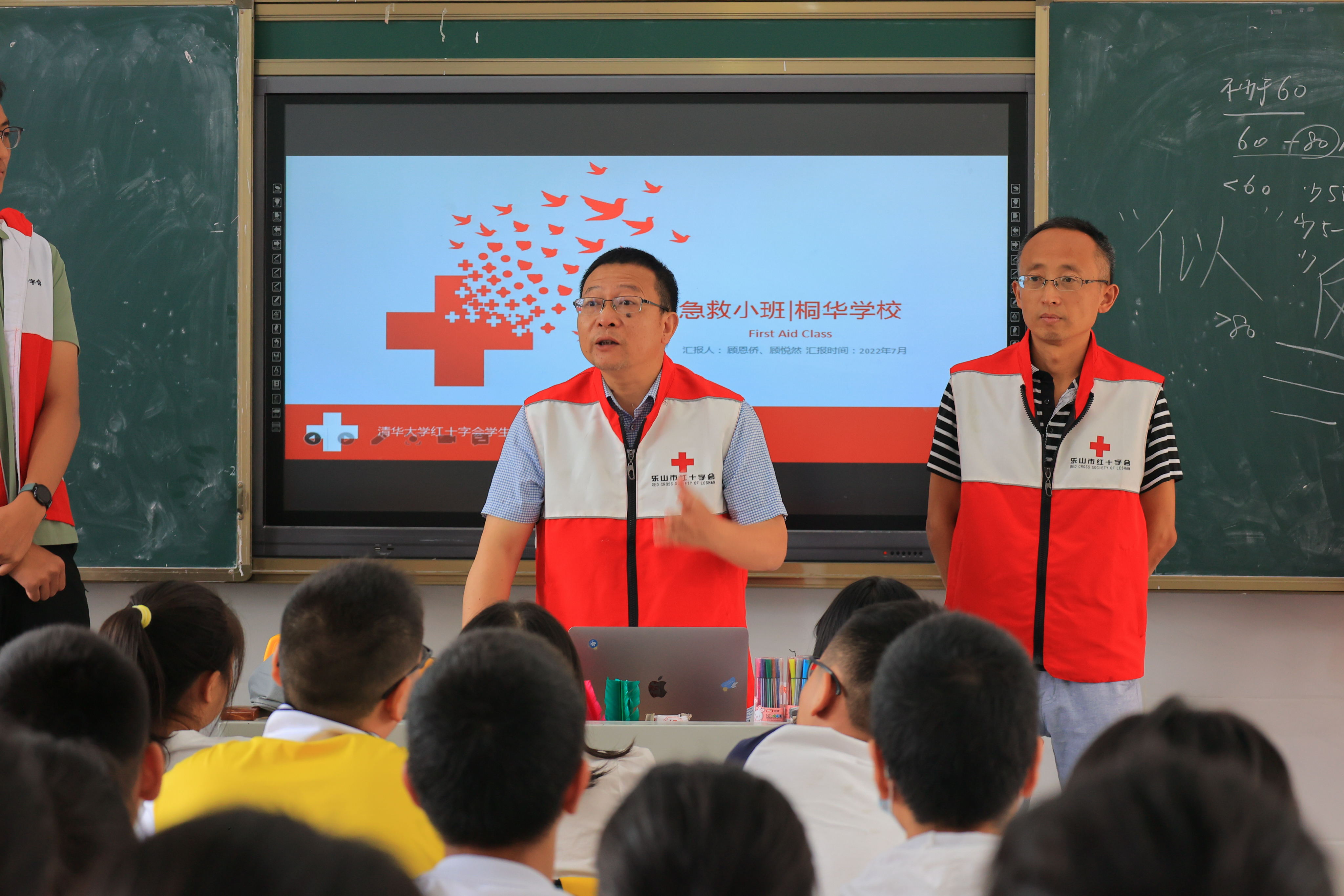 20220802-学生红会支教急救讲堂-郭镕玮-5 马边红会的老师们正在讲解和演示海姆立克急救法，米兰王其支教老师扮演患者(1).jpg