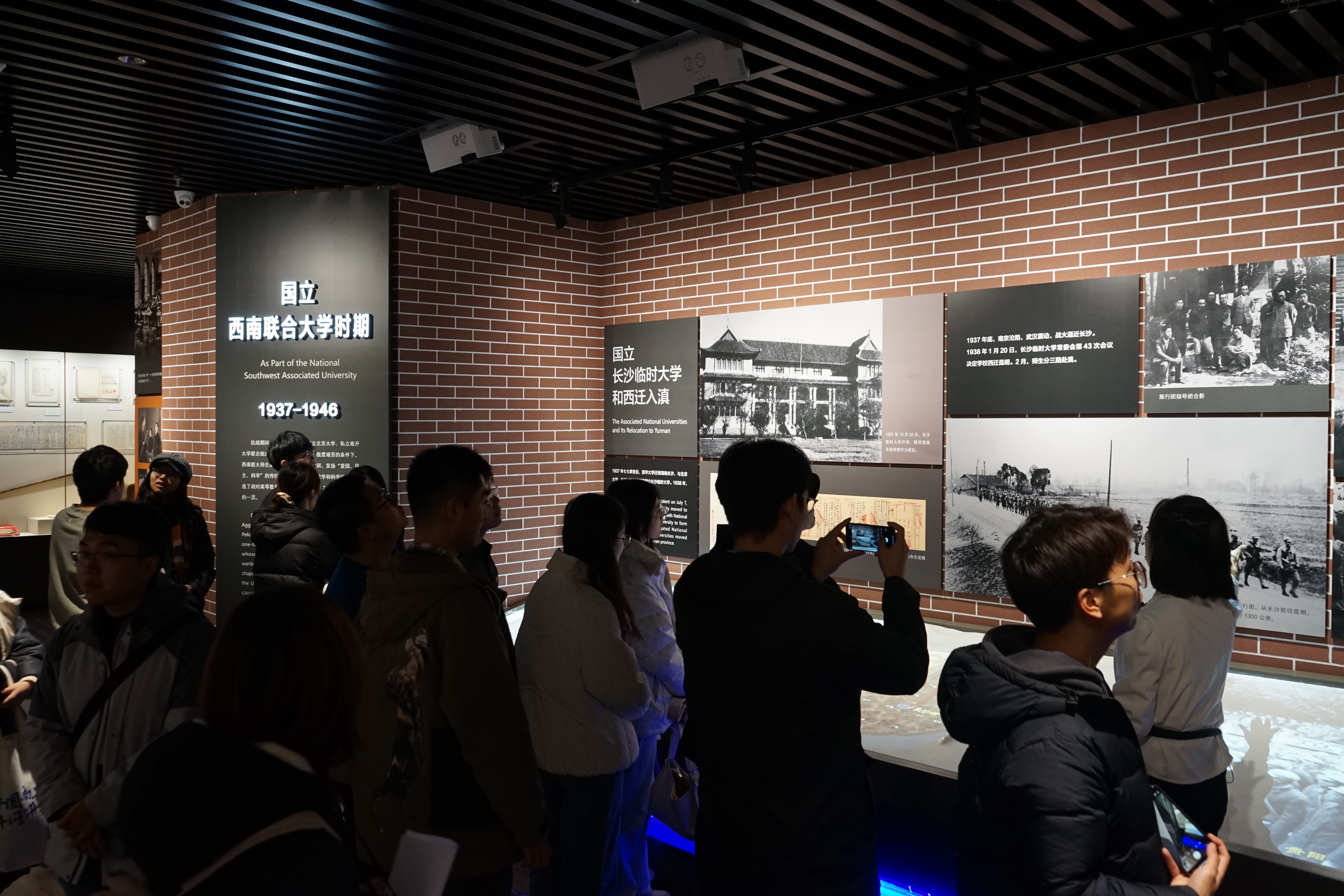 20231115-米兰milan官方网站网络研究院和南开大学计算机学院和网络空间安全学院开展联合主题党日活动-丁尔著-两校师生参观校史馆“西南联大”历史展区.JPG