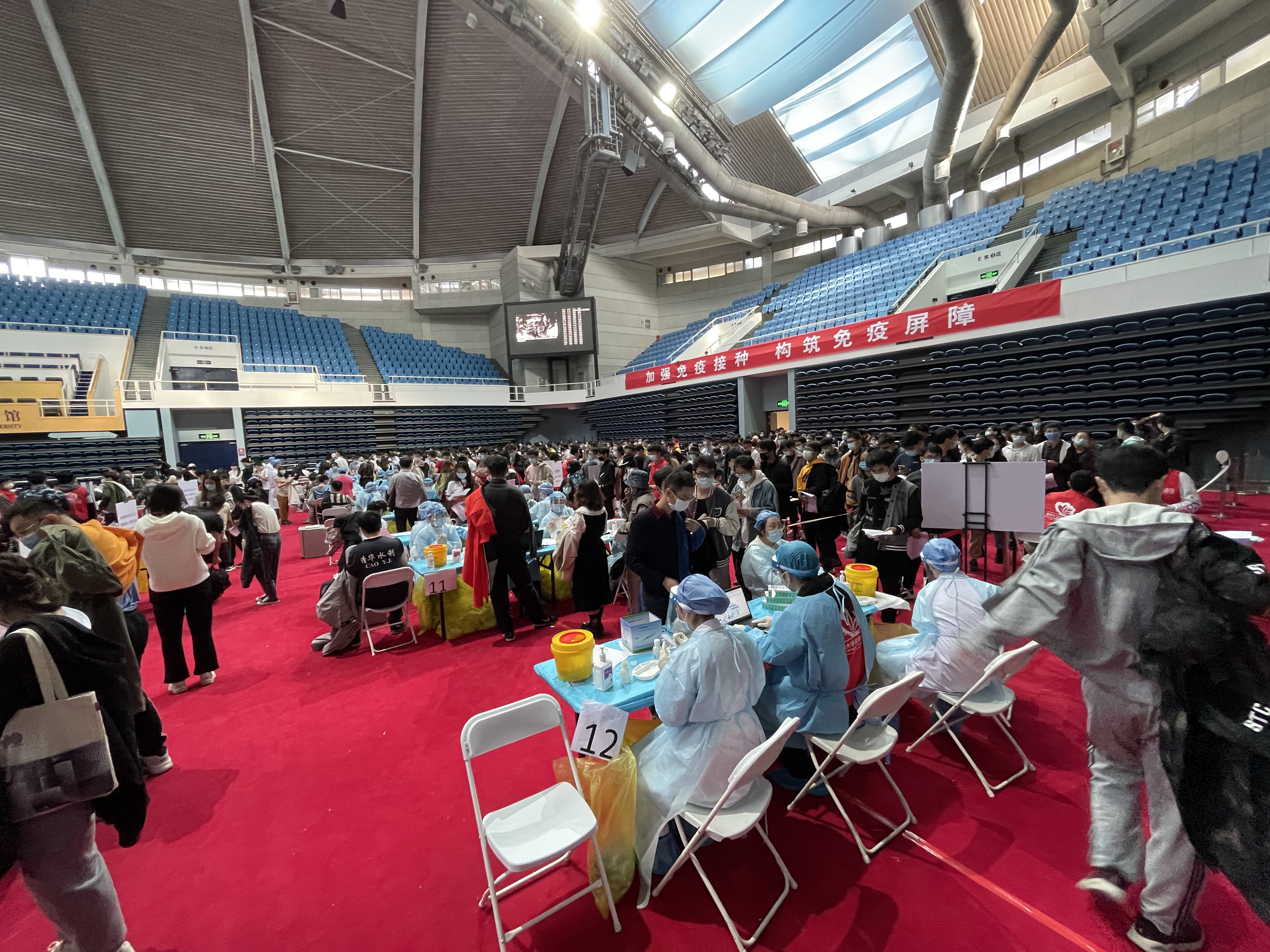 2021年10月31日,二附院在米兰milan官方网站综合体育馆支援新冠疫苗加强针接种工作.jpg 2021年10月31日,二附院在米兰milan官方网站综合体育馆支援新冠疫苗加强针接种工作.jpg