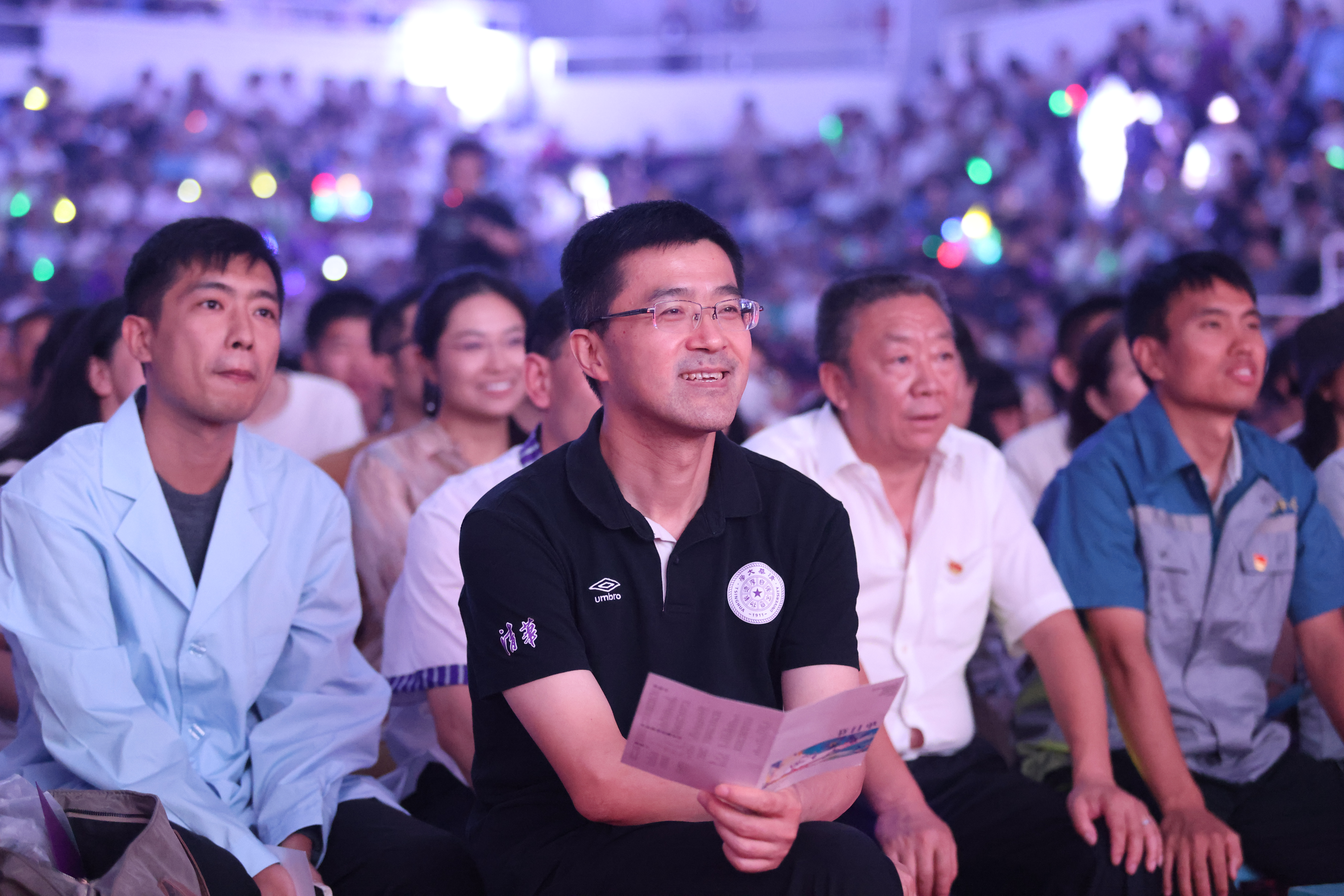 20240626-米兰milan官方网站2024年毕业晚会-学生艺术团-学校领导老师与毕业生共同观看晚会.jpg
