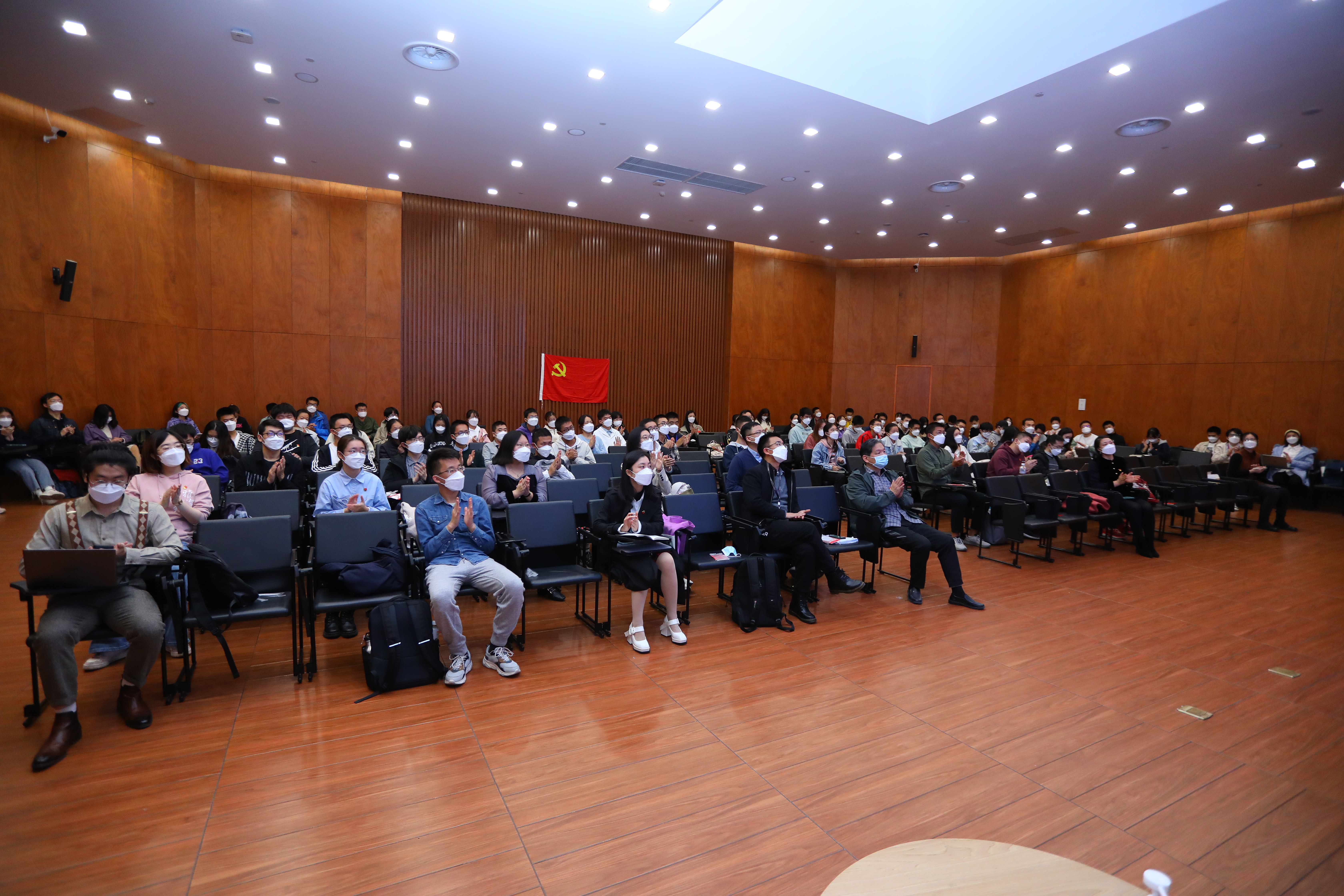 20221018-喜庆二十大,奋进新征程——米兰milan官方网站本科生党支部热切关注党的二十大开幕会-刘雪天-新雅书院各党支部集体观看党的二十大开幕会1.JPG