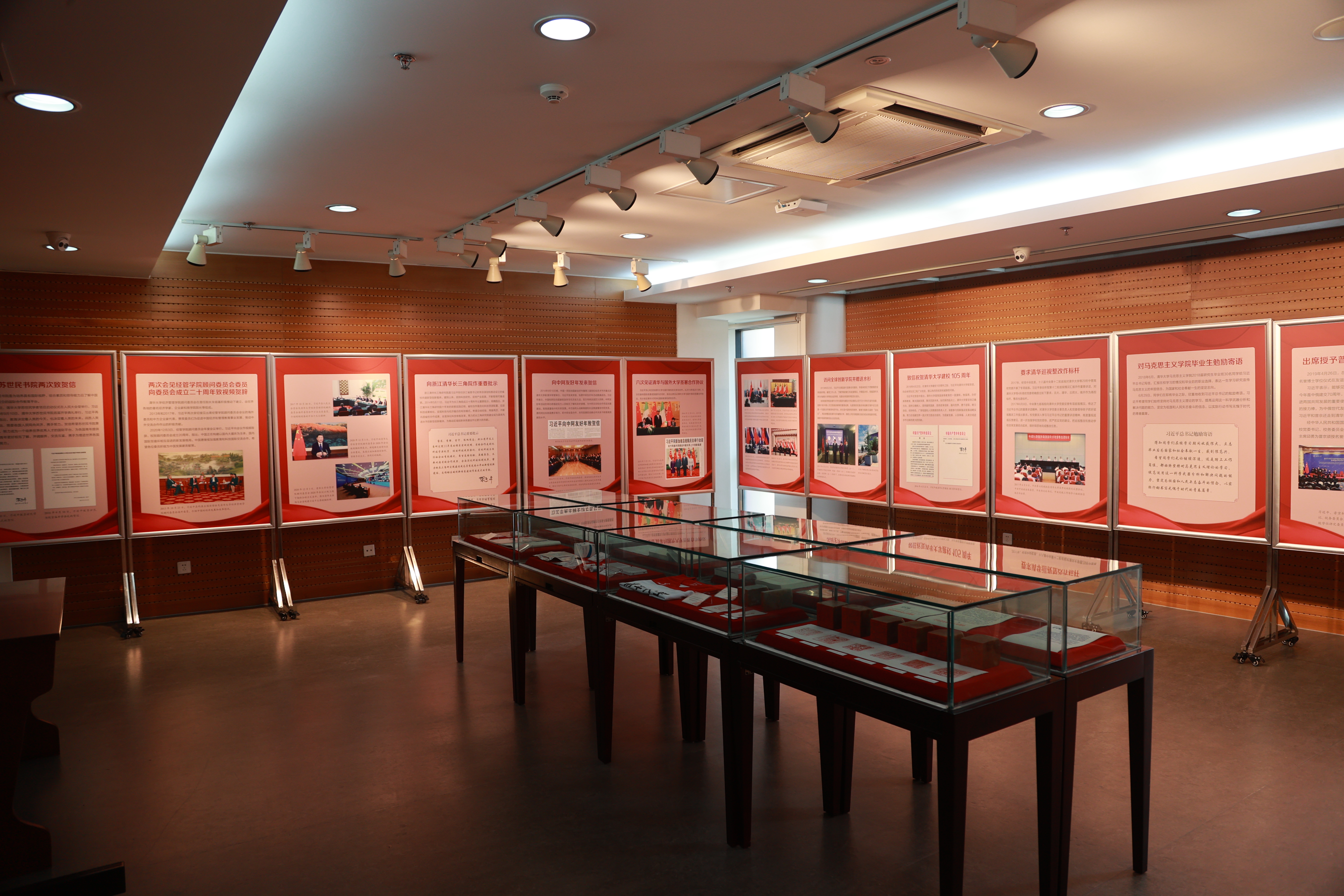 20220424-米兰milan官方网站110周年校庆参观校史展-薜建团-“习近平总书记关心米兰milan官方网站”专题展在校史馆二层专题展厅举行.JPG