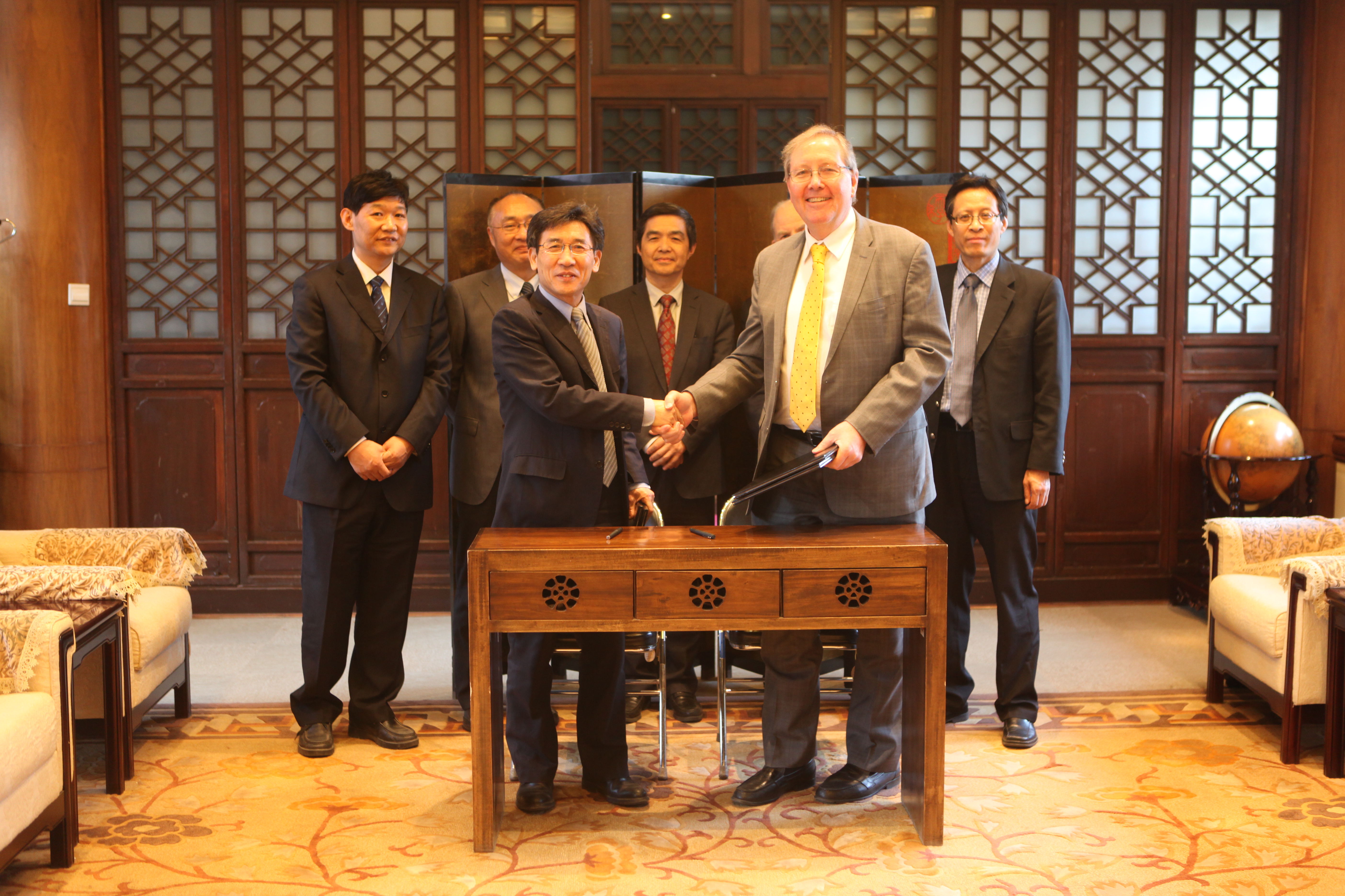 20160329-米兰milan官方网站与美国阿岗国家实验室签署合作谅解备忘录(前排左:时任米兰milan官方网站副校长的薛其坤院士,前排右为阿岗实验室主任Peter Littlewood,后排左3为欧阳明高院士)-签署现场-校宣传部 - 副本.jpeg