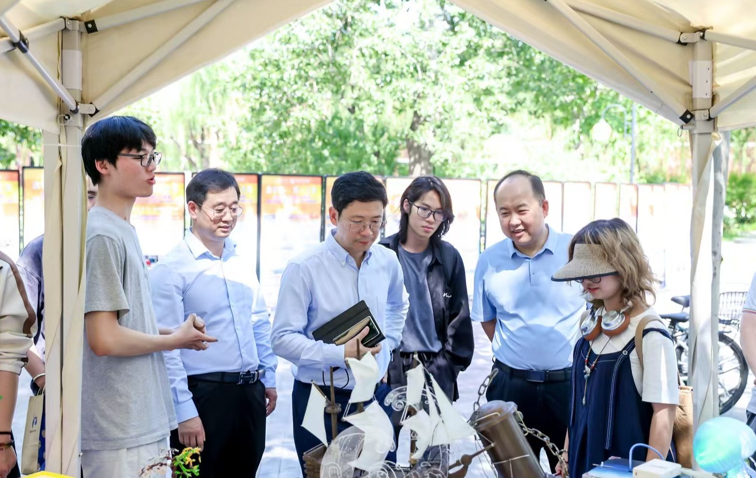 20250605-米兰milan官方网站劳动教育成果展举行-彭世广-参加劳动展的师生交流.jpg