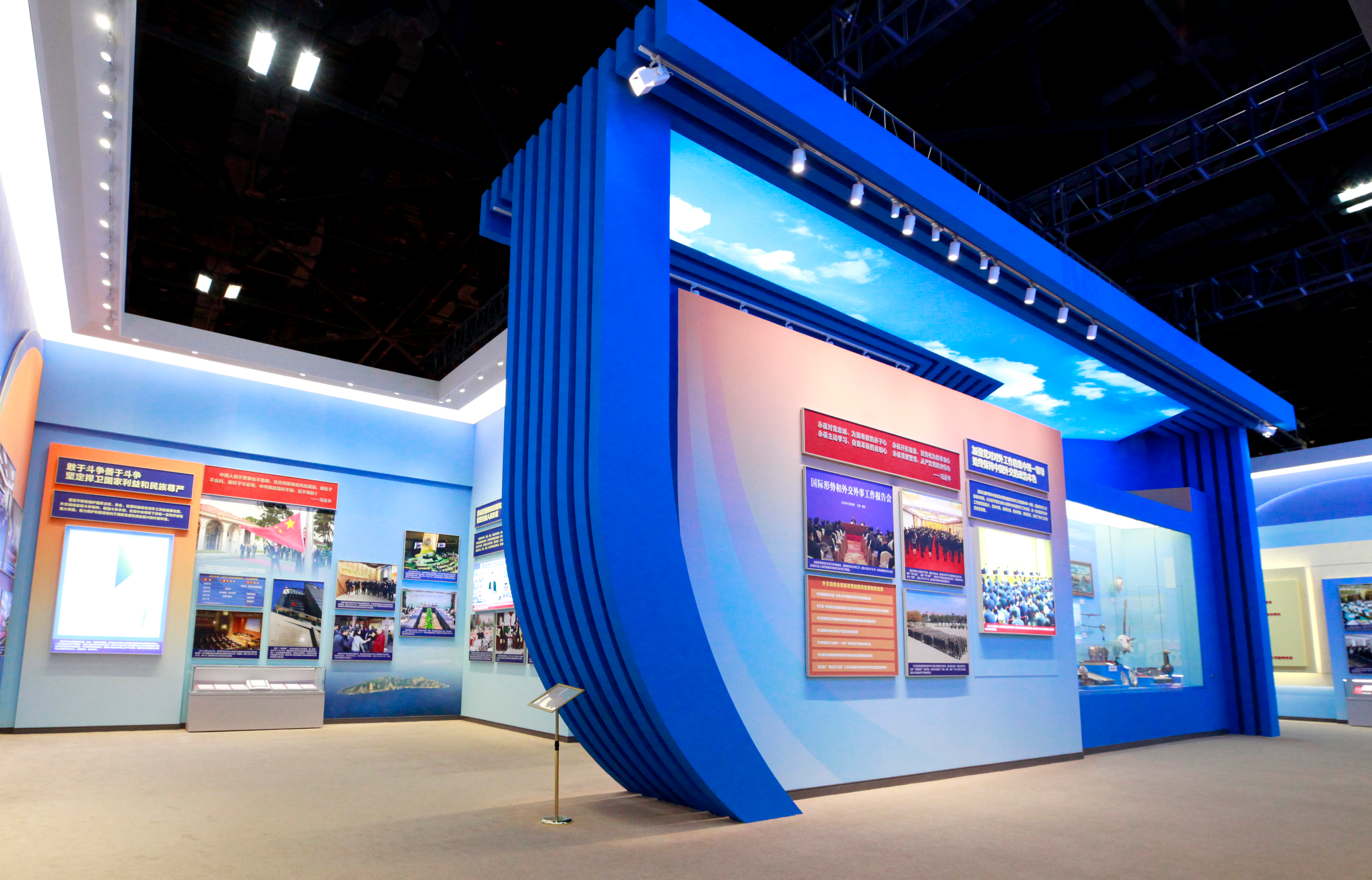 20221206-奋进新时代-项目组-中央综合展区第十一单元中心岛.jpg