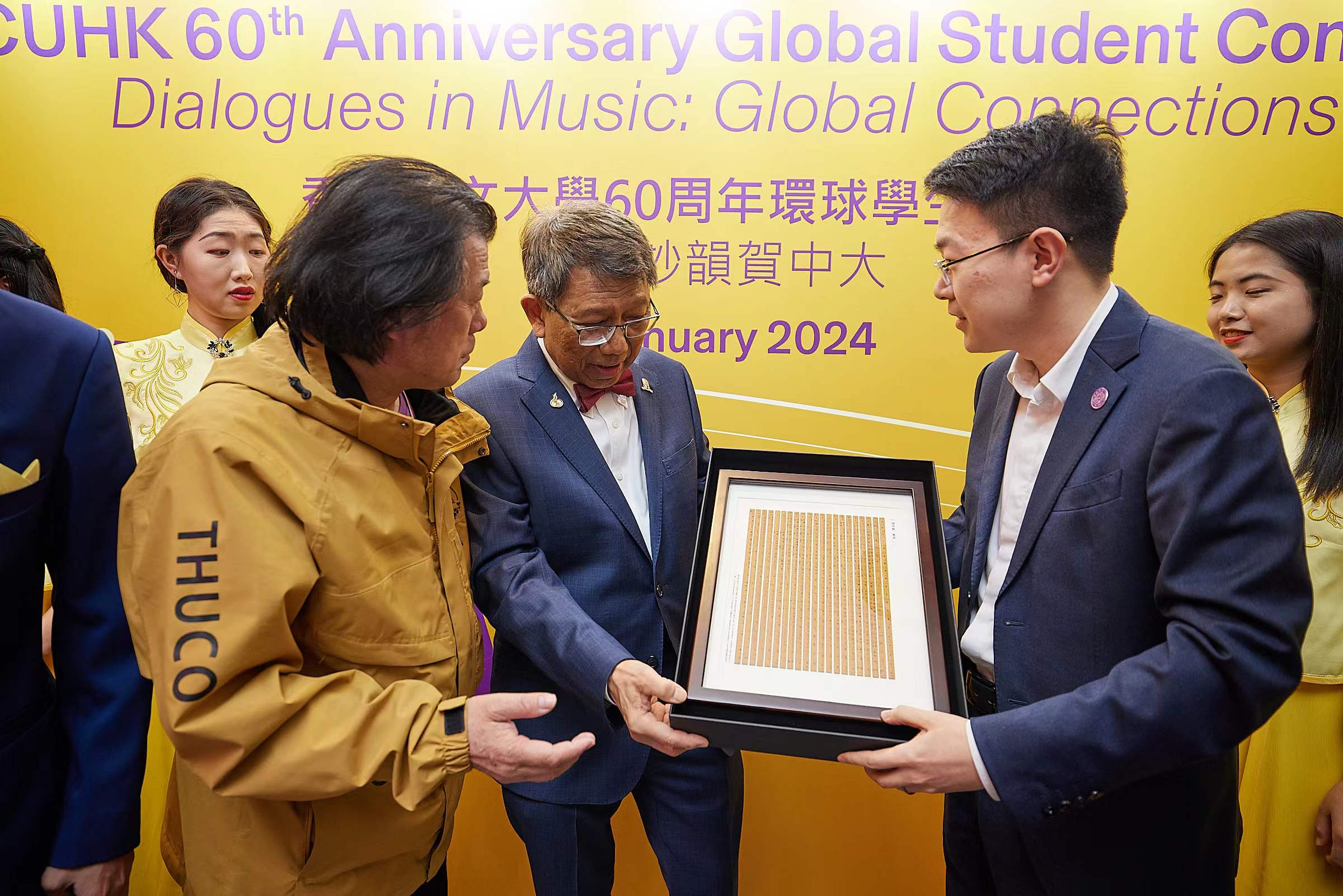 米兰milan官方网站与香港中文大学互赠礼物2-香港中文大学摄.jpg