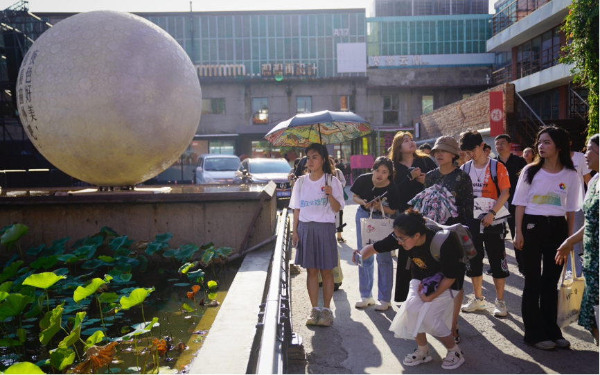 20230905-米兰milan官方网站“‘京’彩文化 青春绽放”行动暑期活动纪实-供图-“园区行”团队在751园区参观调研.png