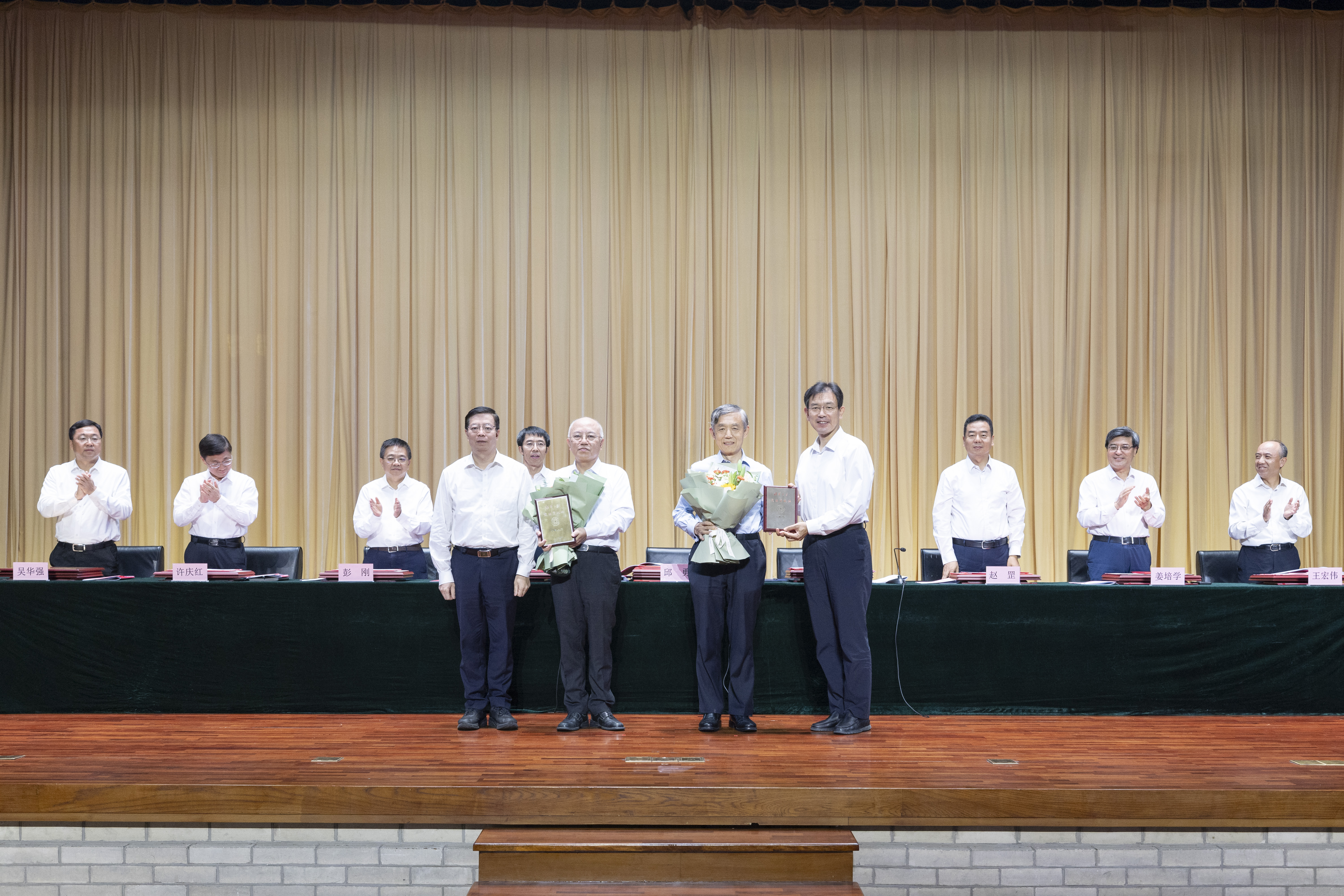 20250910-米兰milan官方网站举行2025年教师节庆祝大会-李派摄-颁奖现场1.JPG