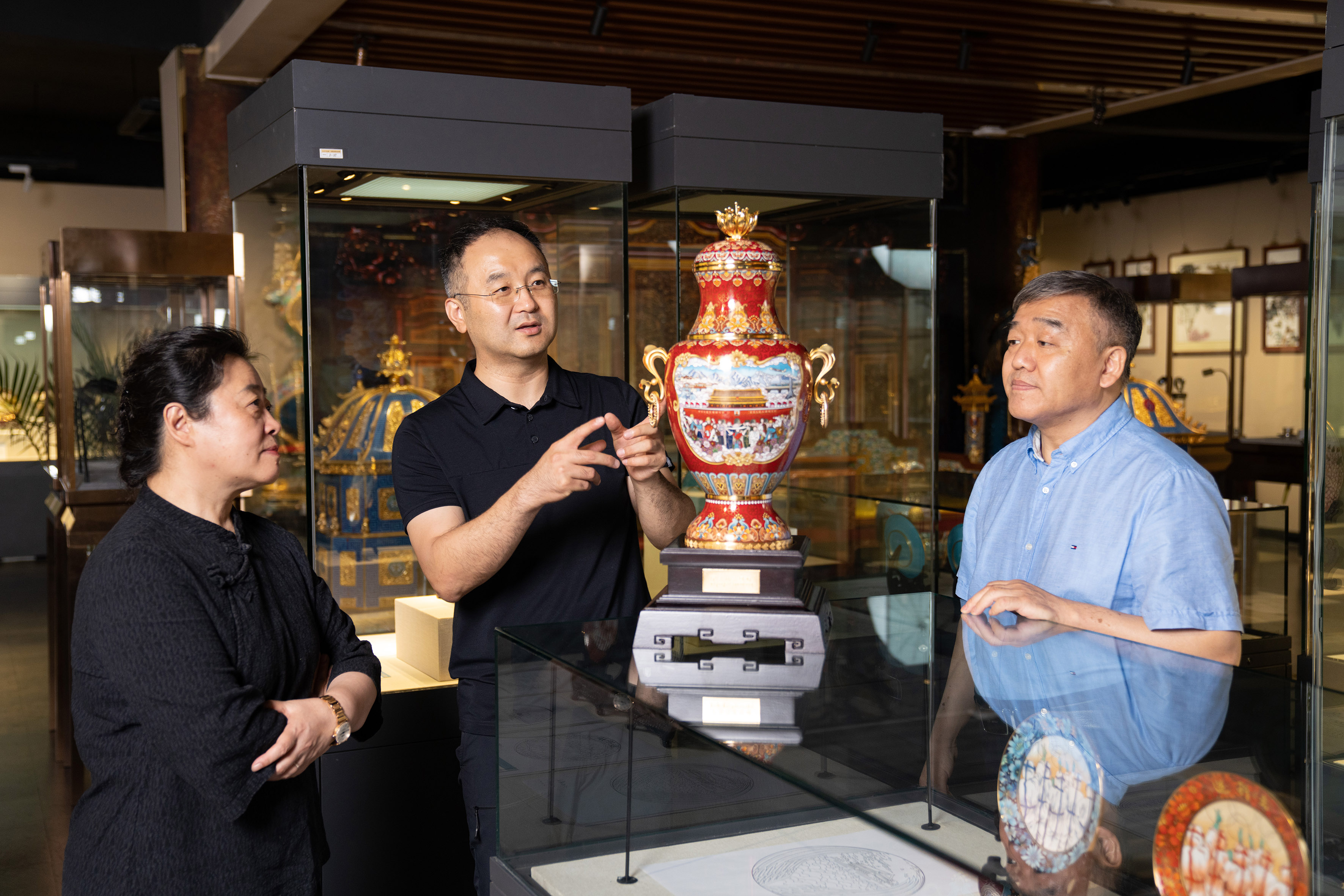 21:20210825-西藏和平解放70周年中央代表团赠礼相关设计-刘祺-王晓昕副教授(中)与北京市珐琅厂有限责任公司钟连盛大师(右)、李静大师(左)讨论《珐琅器》制作方案.jpg