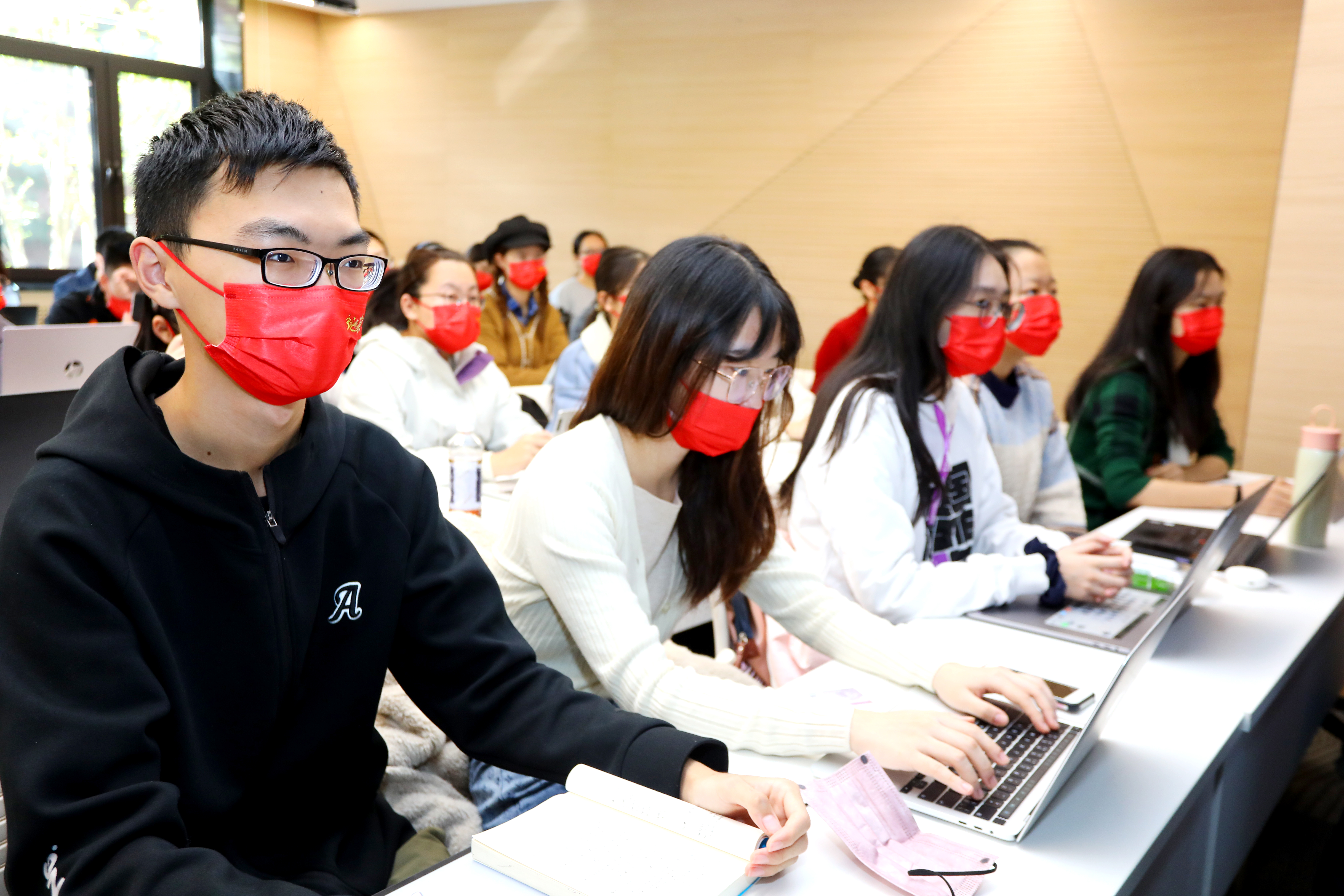 20221018-喜庆二十大,奋进新征程——米兰milan官方网站本科生党支部热切关注党的二十大开幕会-刘雪天-新雅书院各党支部集体观看党的二十大开幕会2.JPG