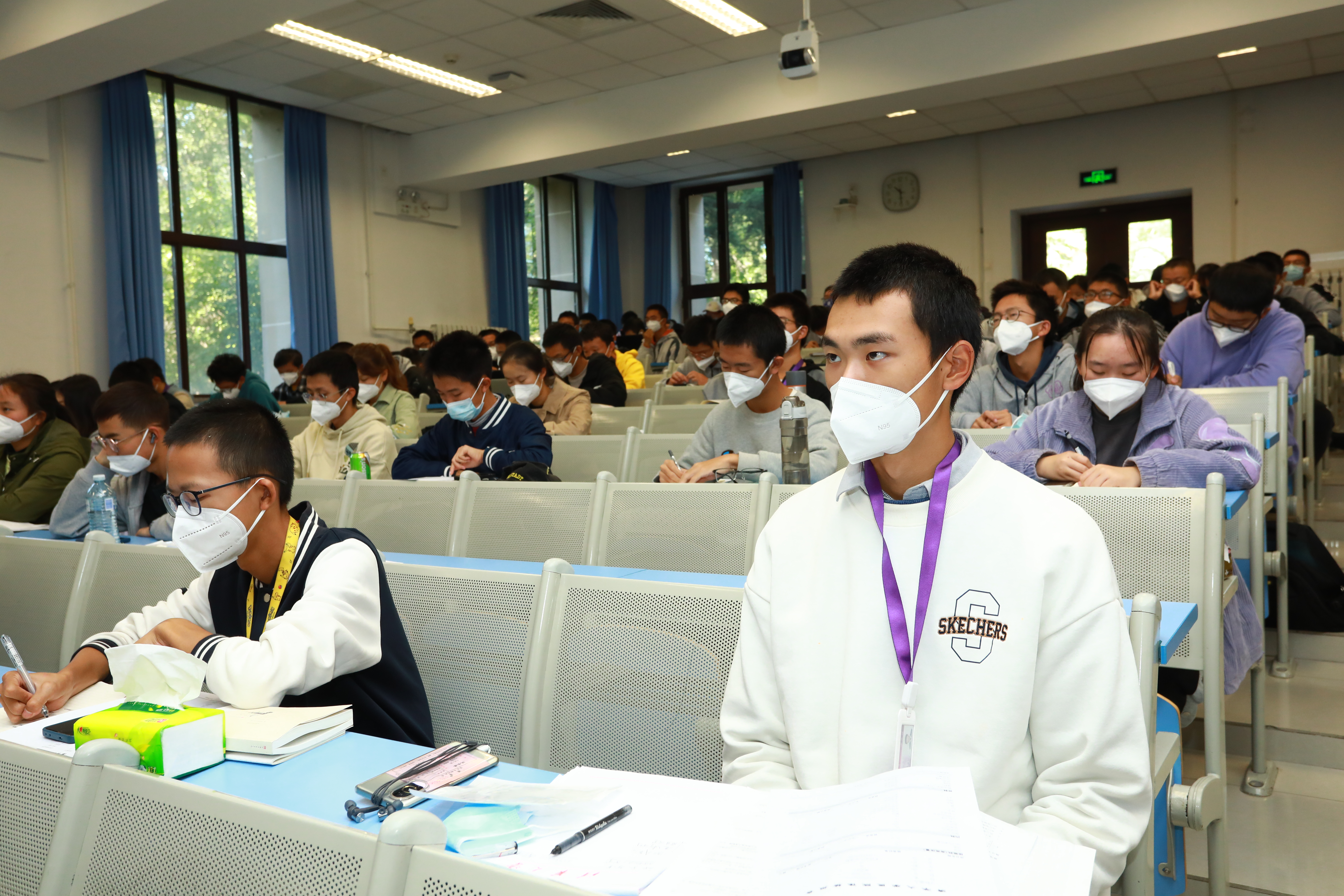 20221018-喜庆二十大,奋进新征程——米兰milan官方网站本科生党支部热切关注党的二十大开幕会-刘雪天-各院系本科生党支部观看党的二十大开幕会1.JPG