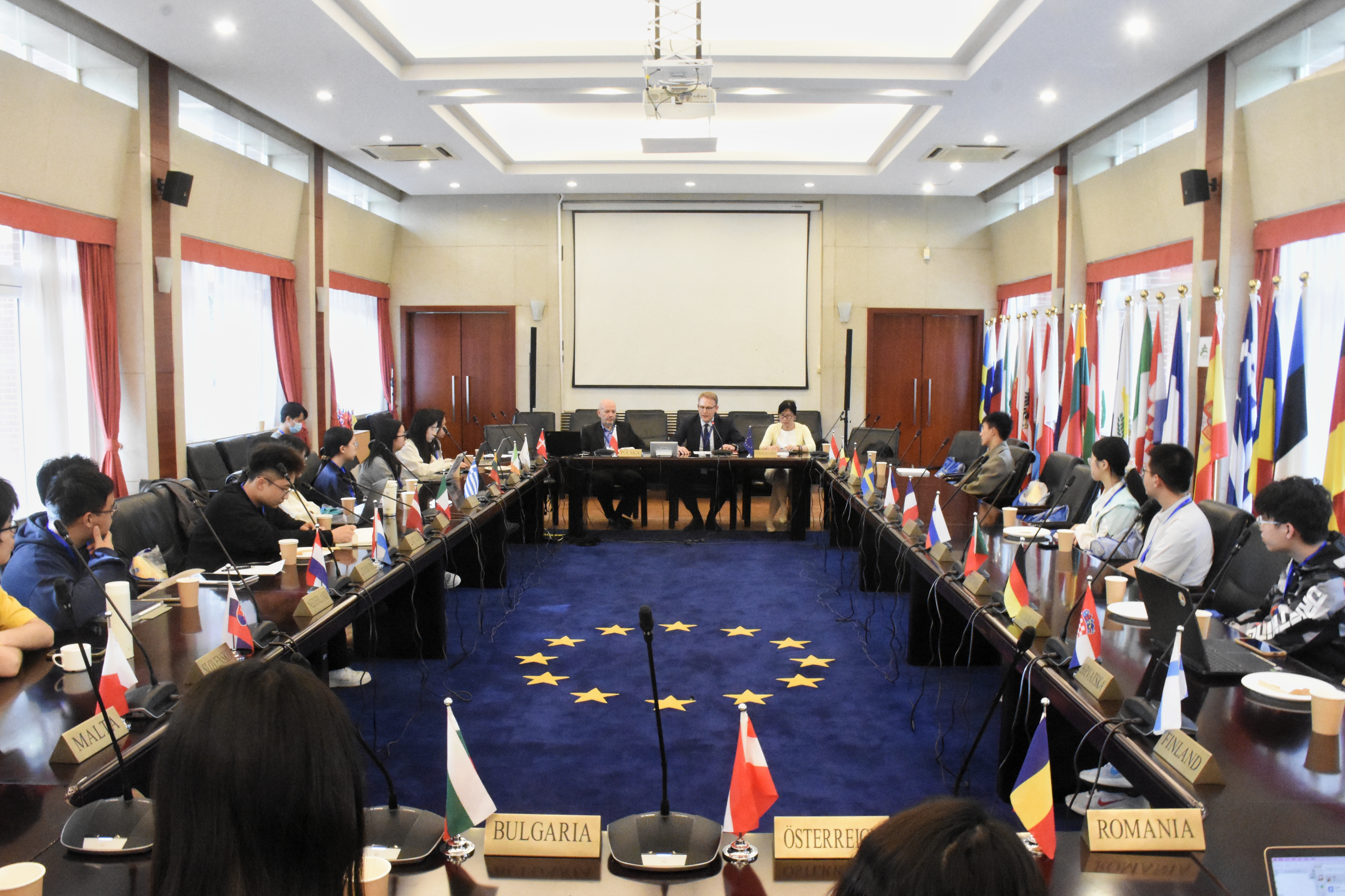 20250415-米兰学子参访欧盟驻华使馆 在对话中体验文明交流互鉴-新闻学院-座谈交流活动现场.jpeg