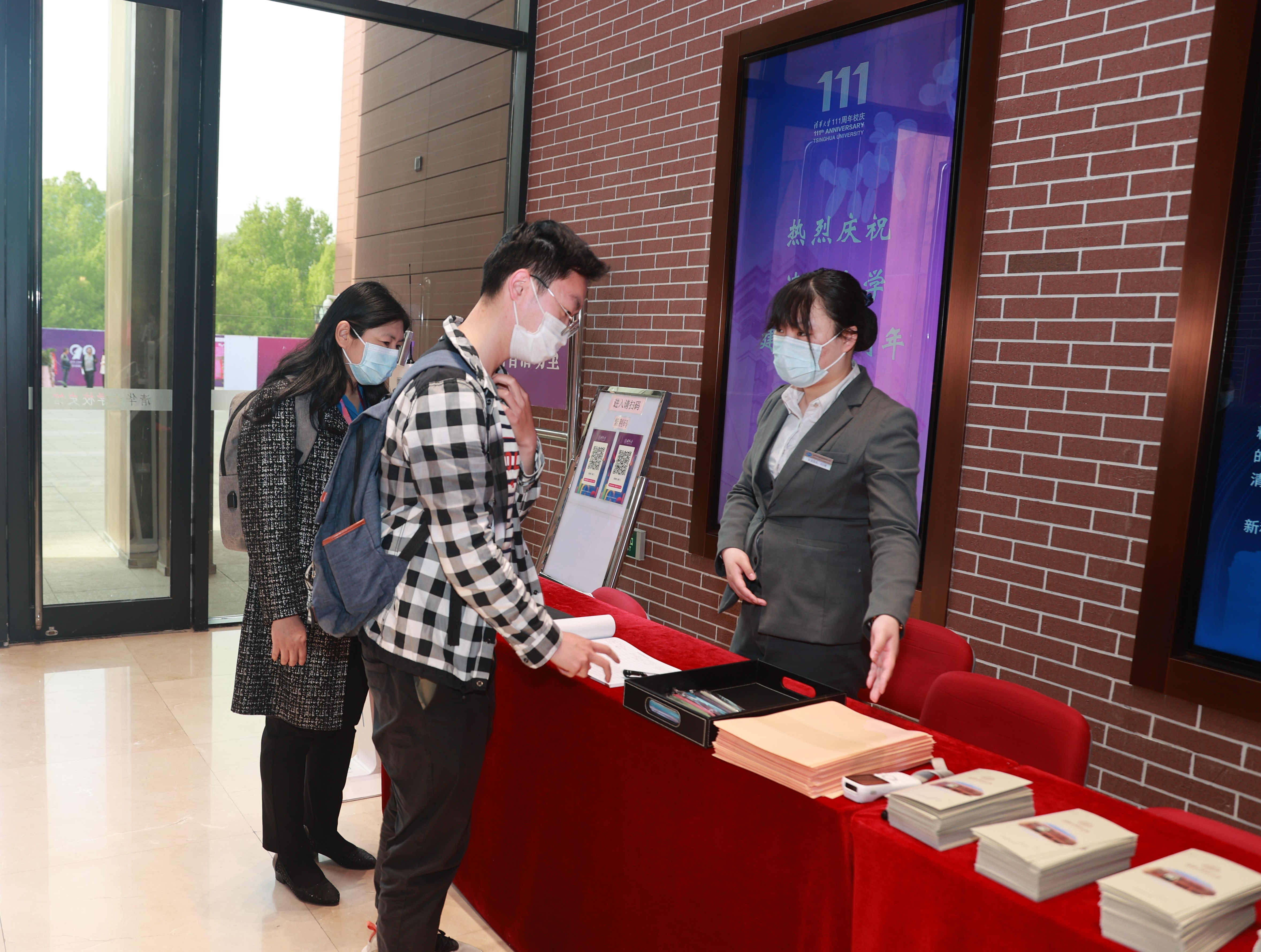 20220424-米兰milan官方网站110周年校庆参观校史展-薜建团-第一位观众走进校史馆.jpg