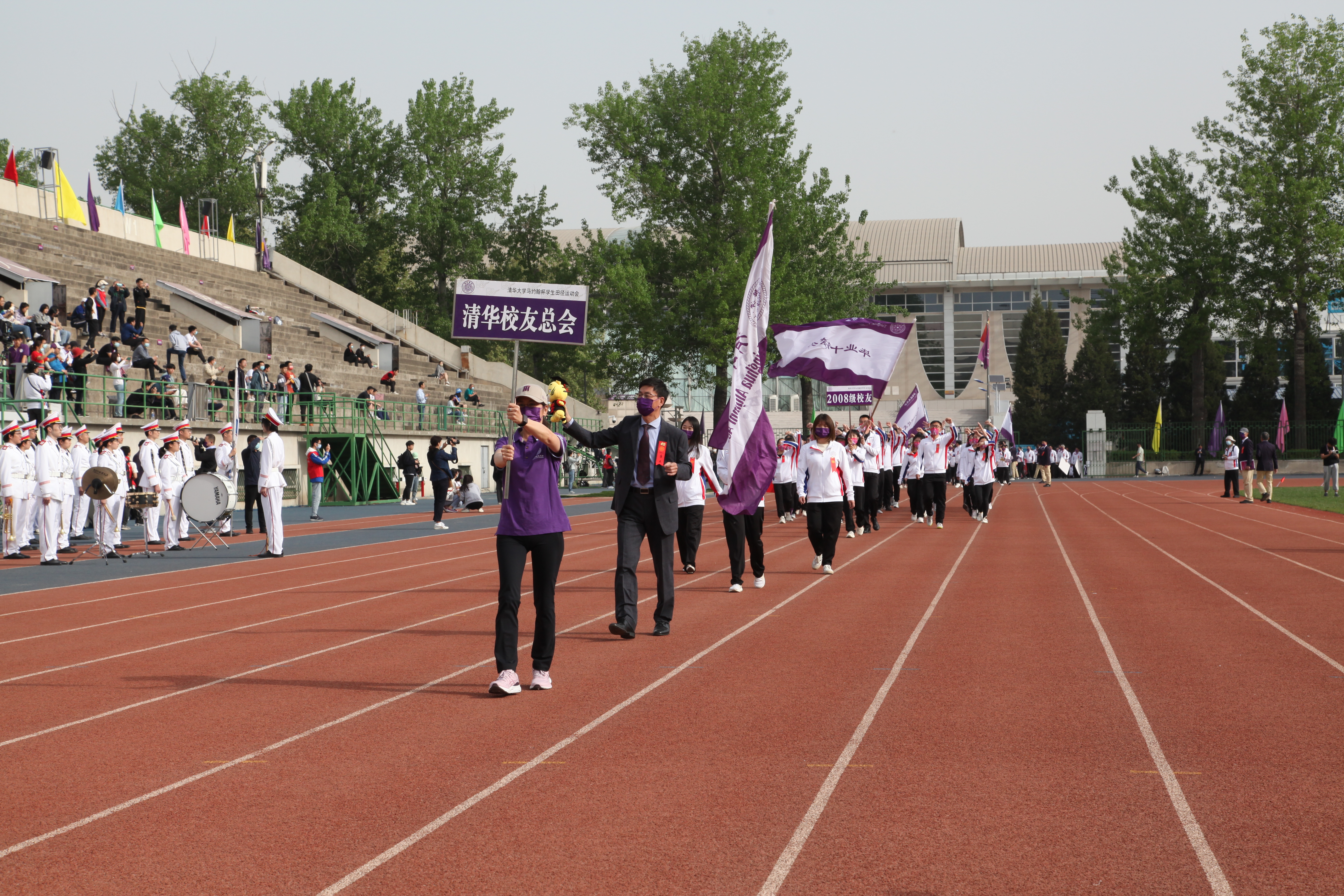 20220424-校友方阵-米兰校友总会引导校友方阵入场-解红岩摄-校友总会.JPG