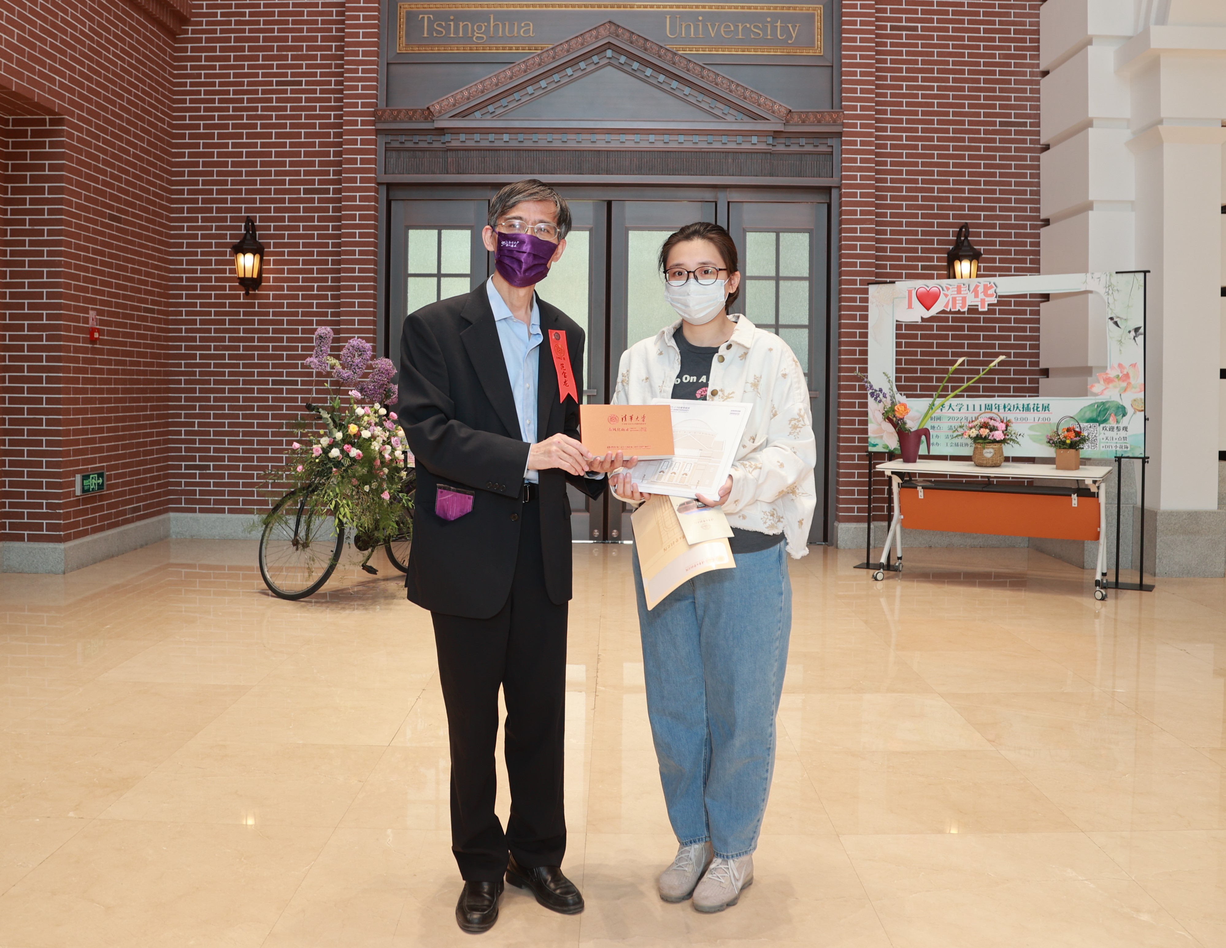 20220424-米兰milan官方网站110周年校庆参观校史展-薜建团-范宝龙给第111位观众赠送纪念品.jpg
