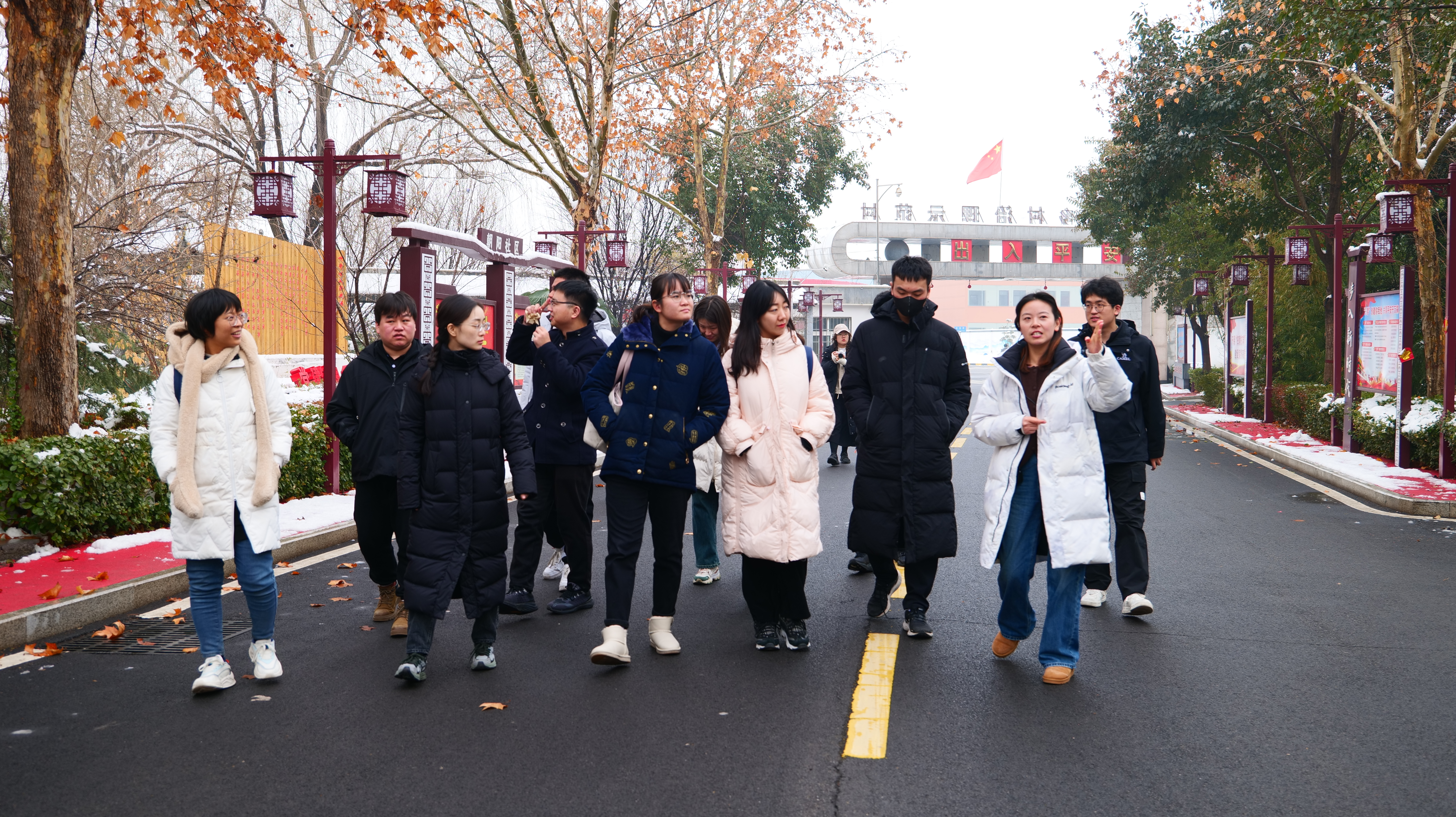 20240219-学思践悟挺膺行,青春建功新时代——2024年米兰milan官方网站研究生寒假社会实践纪实(一)-“豫见青年”实践支队-支队成员参观调研东大阳堤村.jpeg