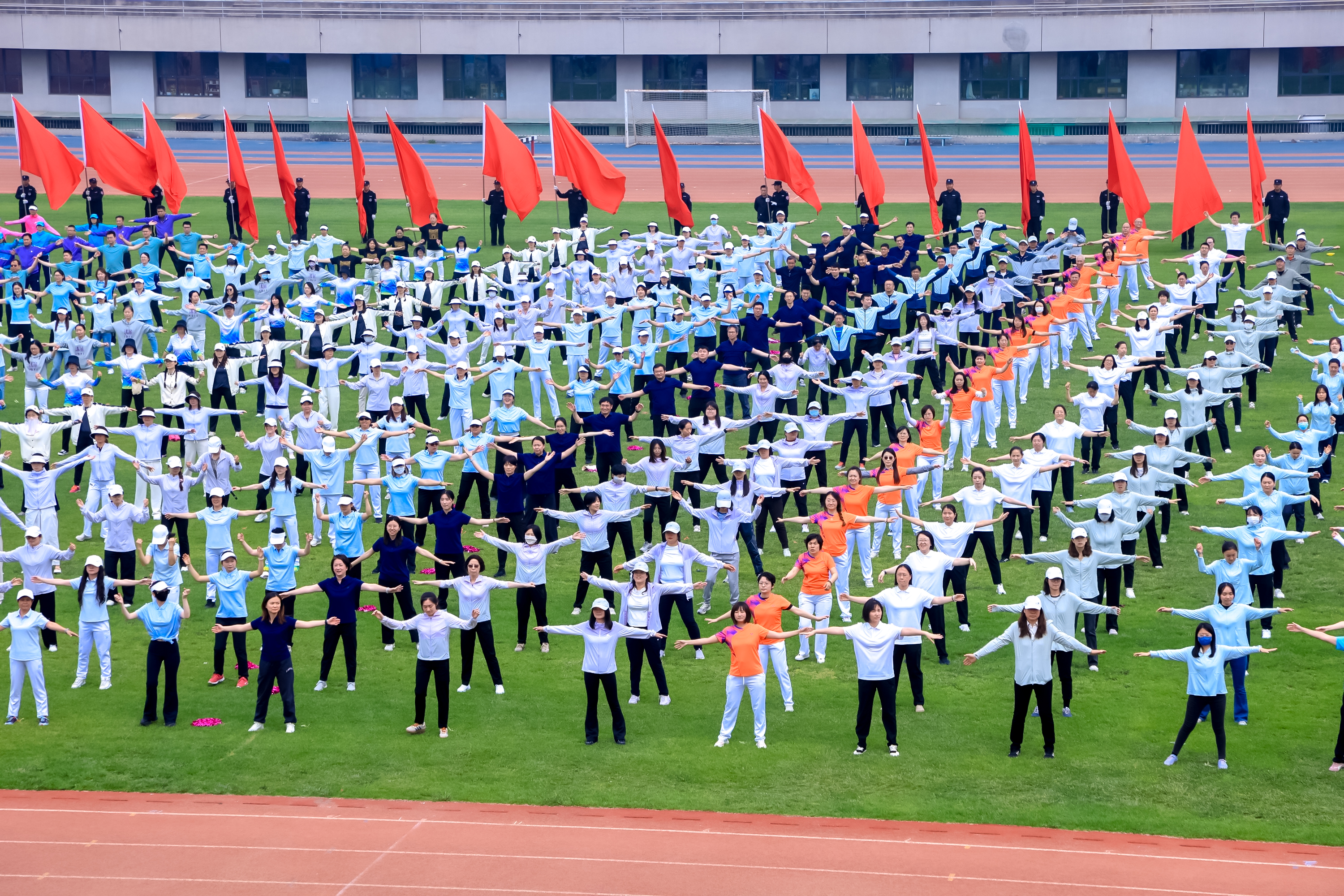 20250508-教职工运动会-广播体操2-摄影师.jpg