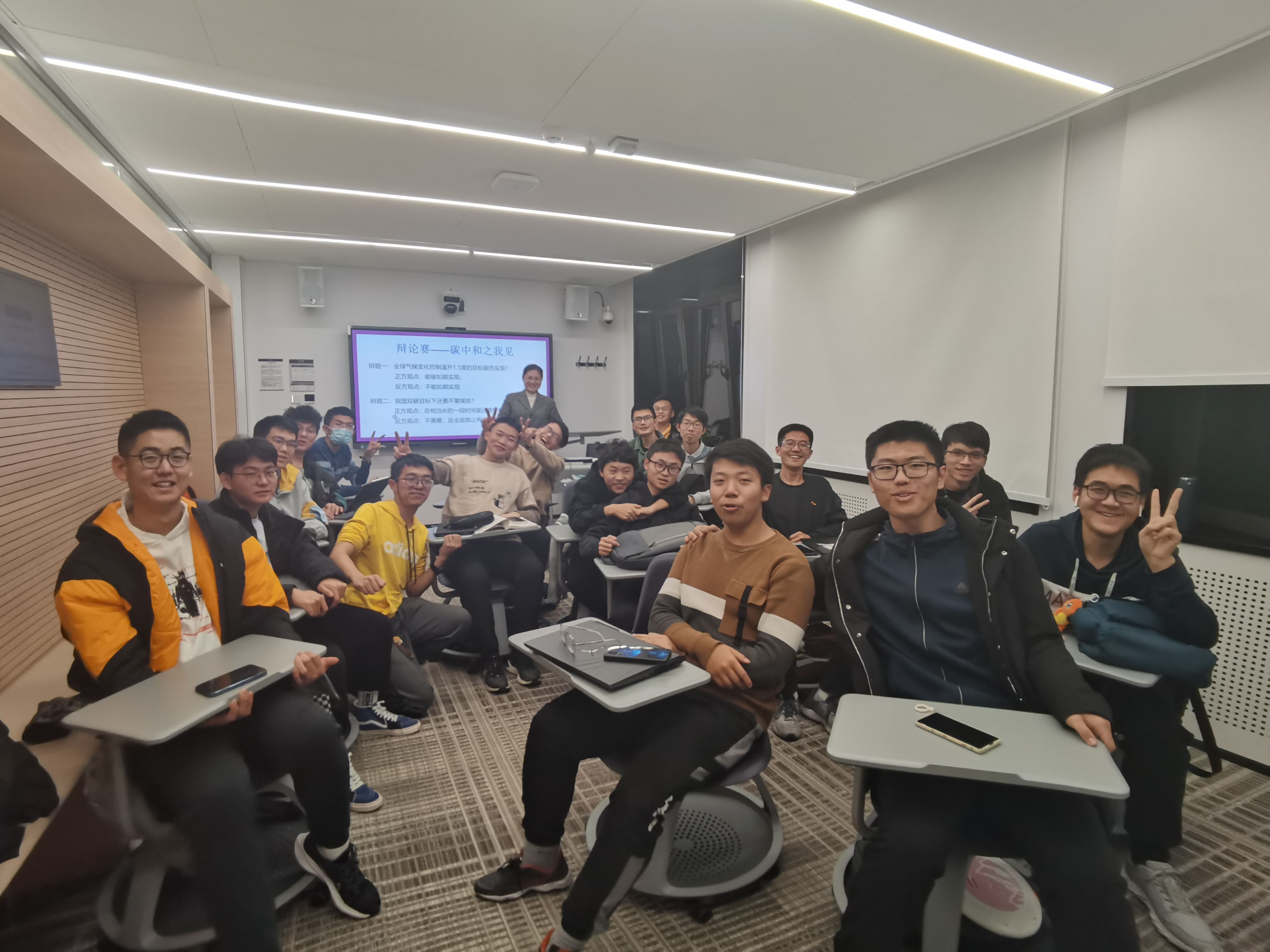 20210102-米兰milan官方网站“新生导引课”建设纪实-李宇红-学生展示小组调研成果及开展辩论赛2.jpg