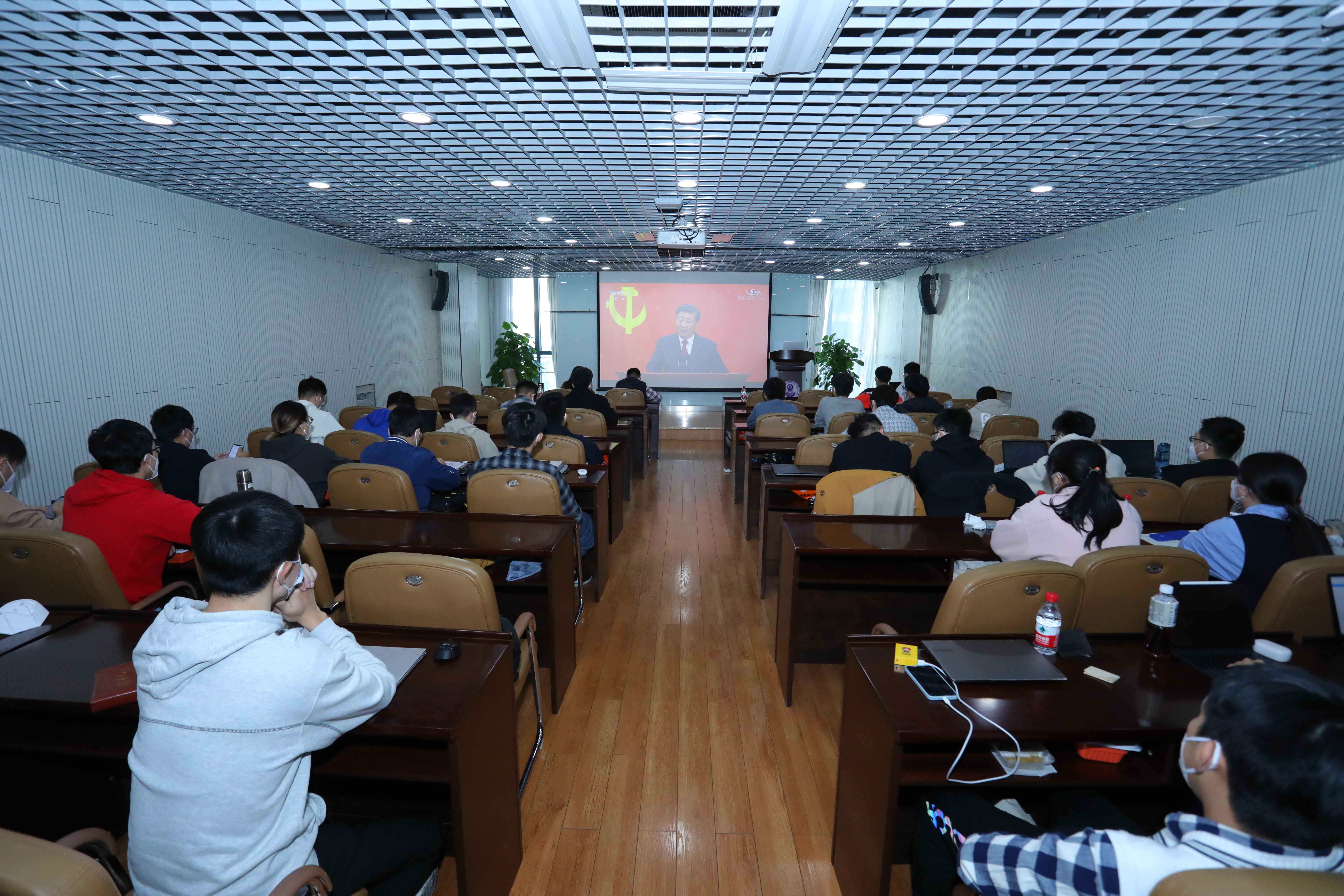 20221025-米兰milan官方网站本科生党支部热切关注新一届中央政治局常委与中外记者见面会-刘雪天-机械系党支部集体观看新一届中央政治局常委与中外记者见面会.JPG