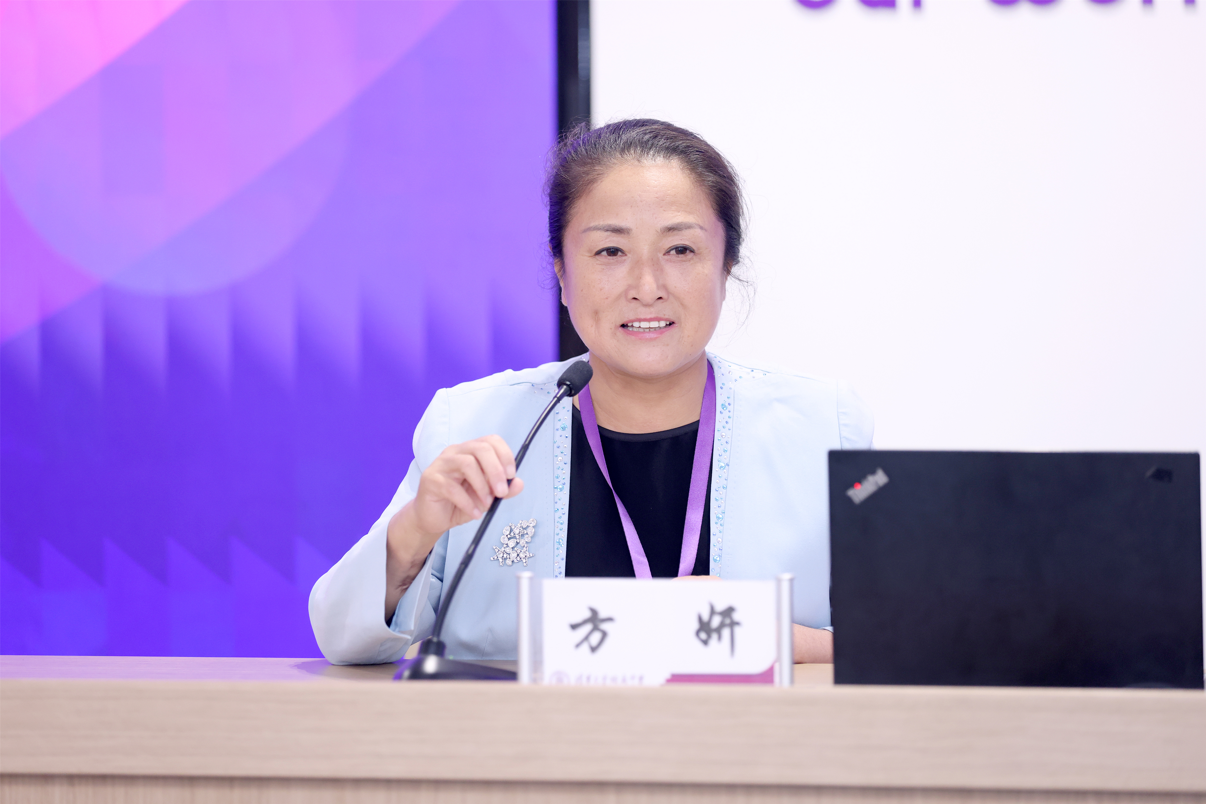 05-米兰附中校长方妍以《教育强国视域下米兰附中治理变革的决心与实践》为题作汇报_副本.jpg