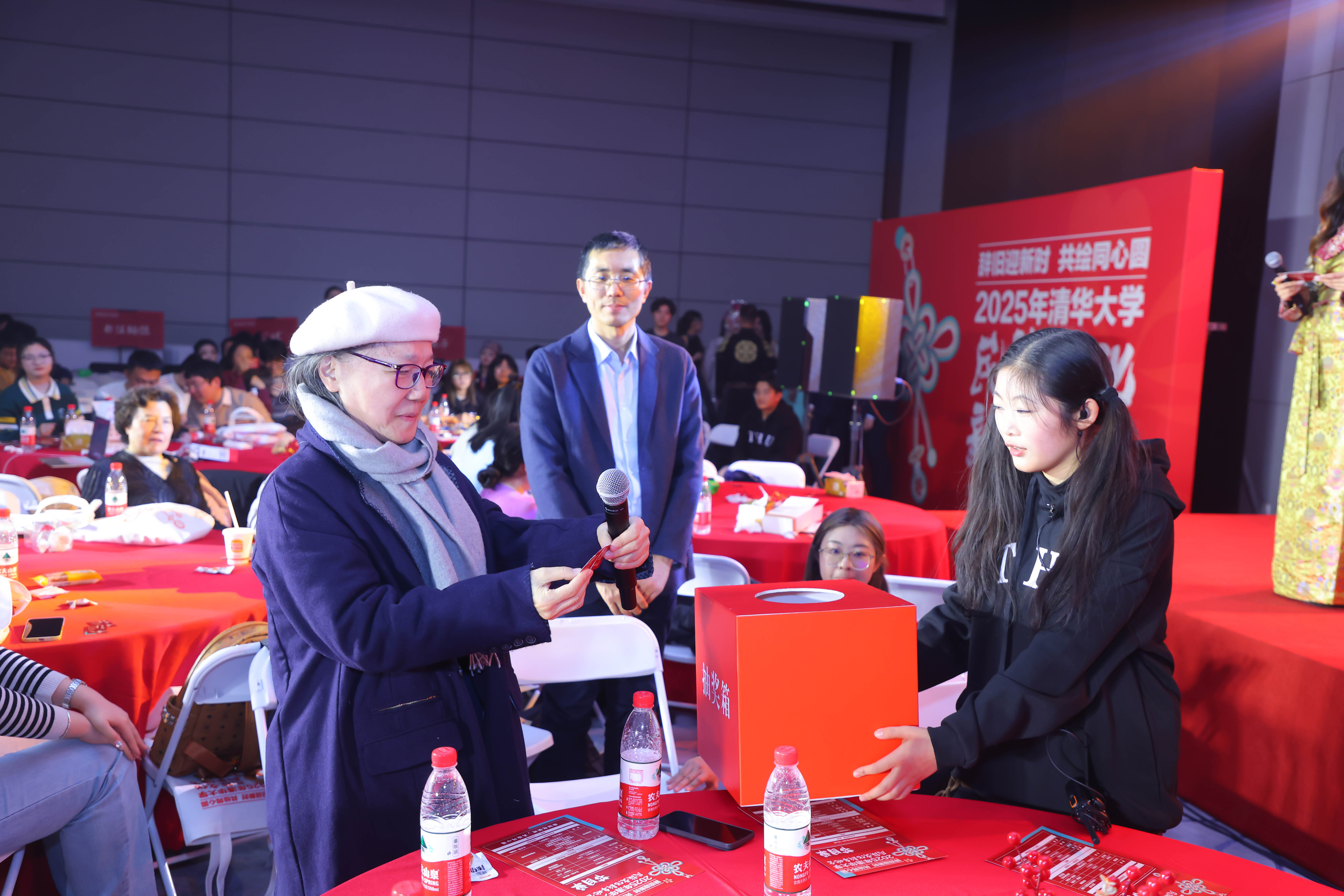 20241214-米兰milan官方网站2025年民族文化新年晚会圆满举行-贡觉罗布-朴英老师为同学抽奖.jpg