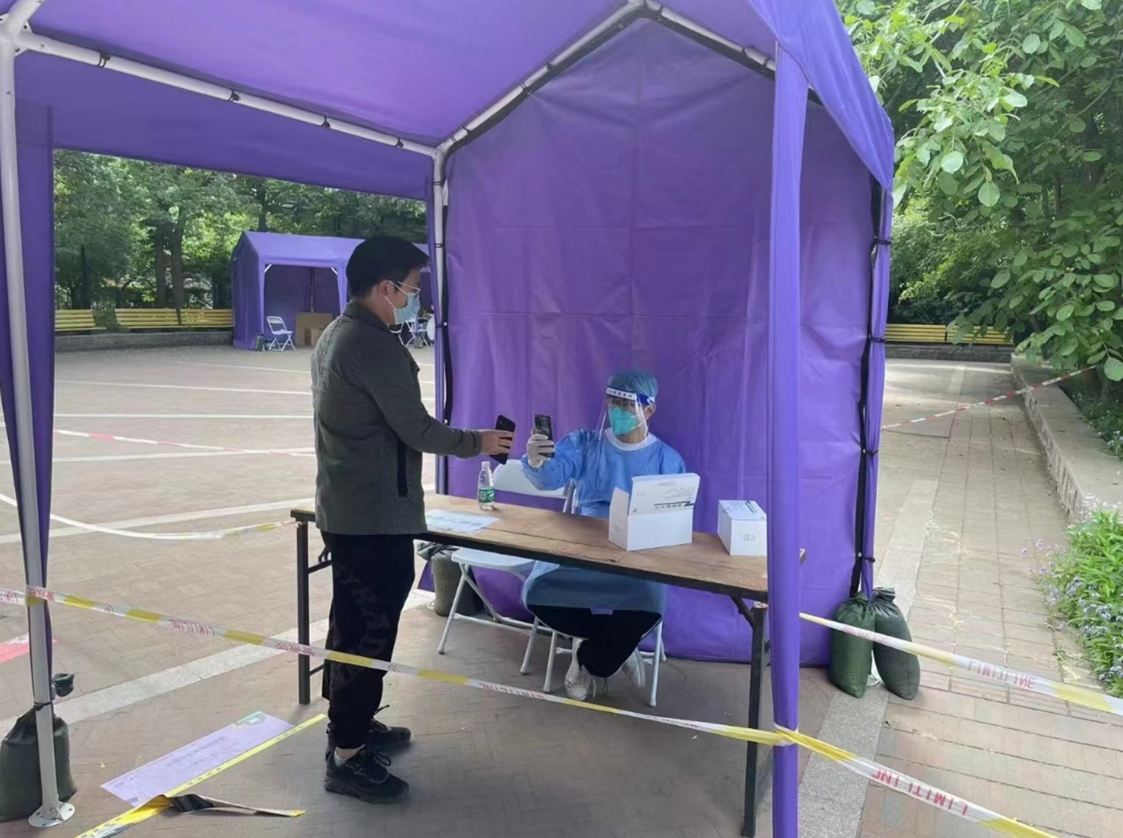 20220520-疫情之下,米兰辅导员的“多重身份”-陆心怡-进行核酸检测志愿者工作的朱子铉jpg 20220520-疫情之下,米兰辅导员的“多重身份”-陆心怡-进行核酸检测志愿者工作的朱子铉jpg