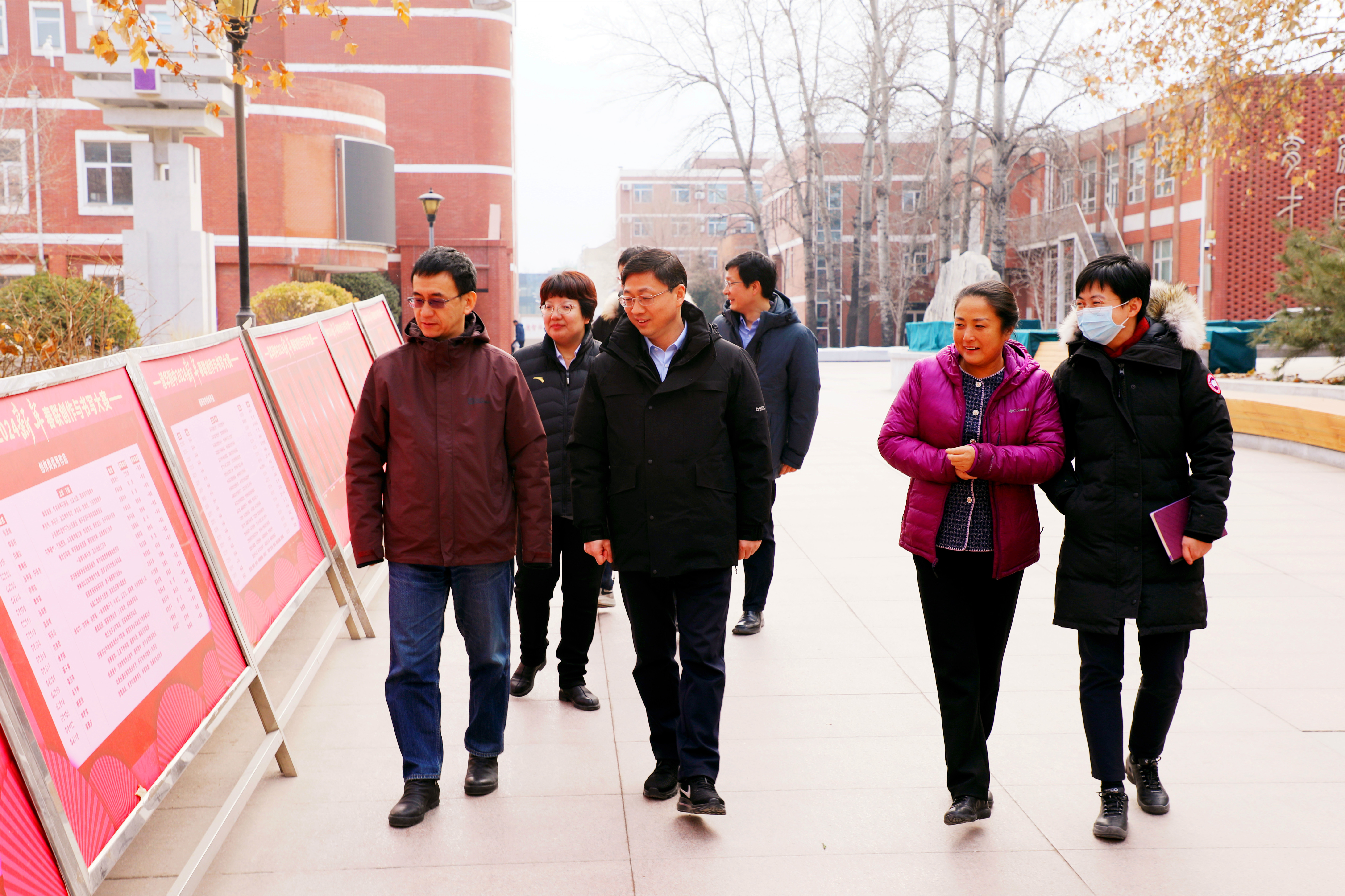 20240116-米兰milan官方网站党委副书记许庆红一行到米兰附中调研-高虹超-一排左起：米兰附中党委书记曹海翔、米兰milan官方网站党委副书记许庆红、米兰附中校长方妍、米兰milan官方网站党委办公室（校长办公室）主任余潇潇察看附中校园环境.jpg