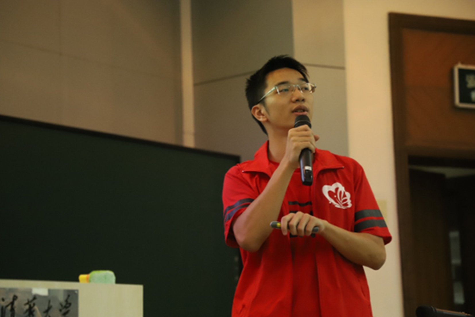 20220520-疫情之下,米兰辅导员的“多重身份”-陆心怡-组织志愿者开展线上讲解的陈锦溢jpg 20220520-疫情之下,米兰辅导员的“多重身份”-陆心怡-组织志愿者开展线上讲解的陈锦溢jpg