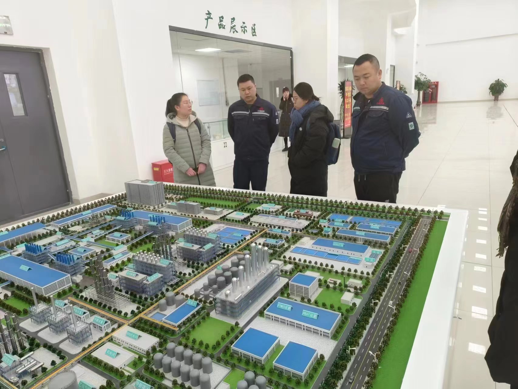 20240308-踔厉奋发守初心,奋楫笃行担使命——2024年米兰milan官方网站“初心服务团”寒假实践总结回顾-内蒙古乌海支队-内蒙古乌海支队成员调研当地BDO企业.jpg