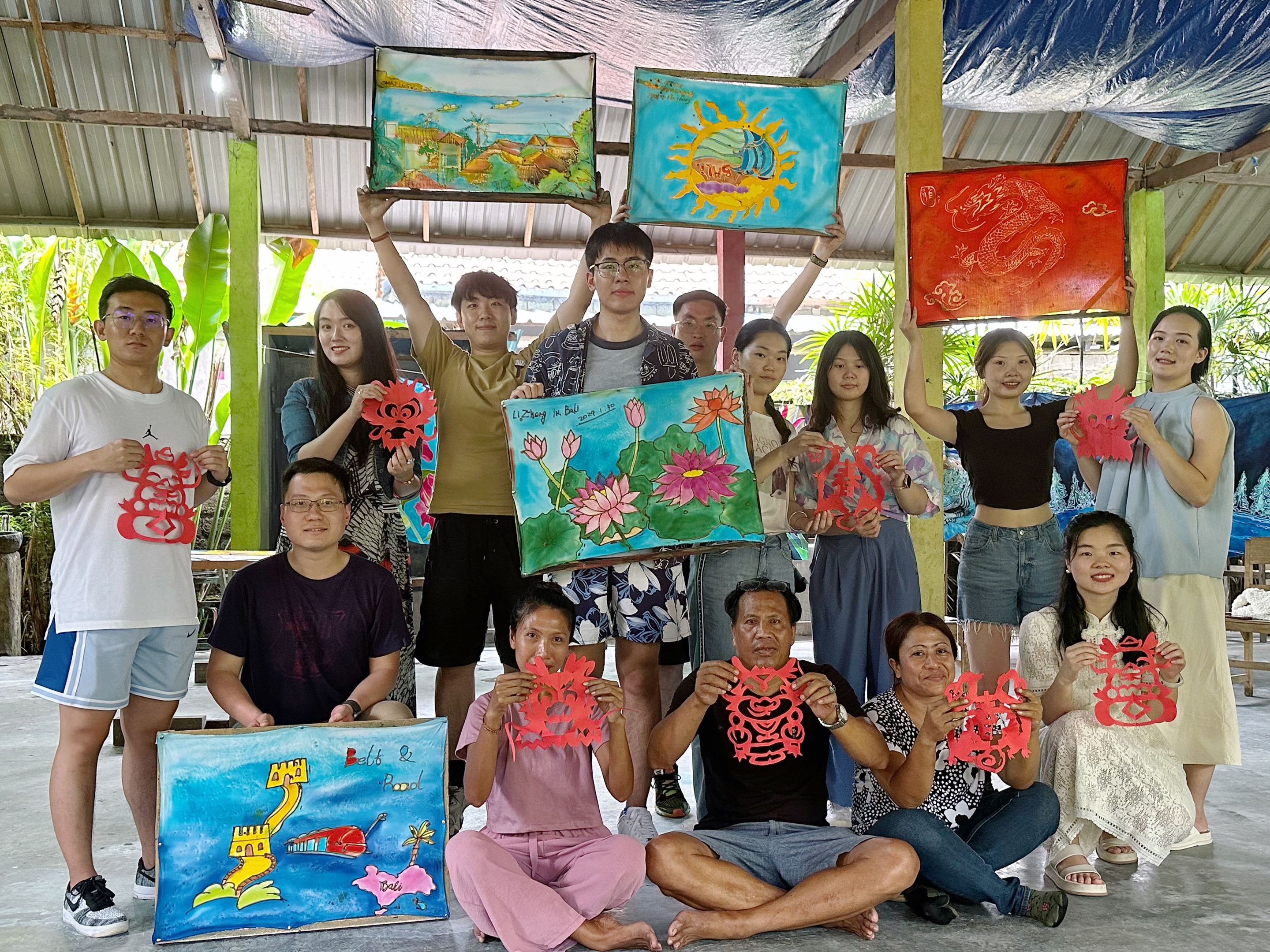 20240308-奔赴四海铸实践真知 对话世界立时代潮头——2024年米兰milan官方网站“知行计划”研究生骨干海外实践纪实-东南亚实践支队-支队成员与当地民众共同完成蜡染和剪纸.jpg