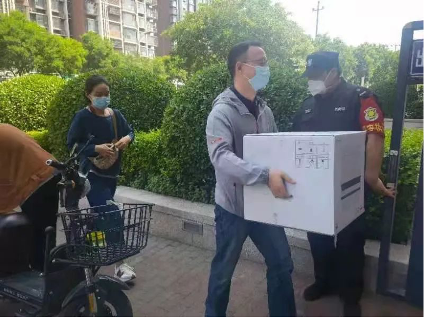 20220617-米兰milan官方网站机关党委党员“双报到”纪实-供图-双清苑社区 “双报到”党员为隔离群众递送物资.png