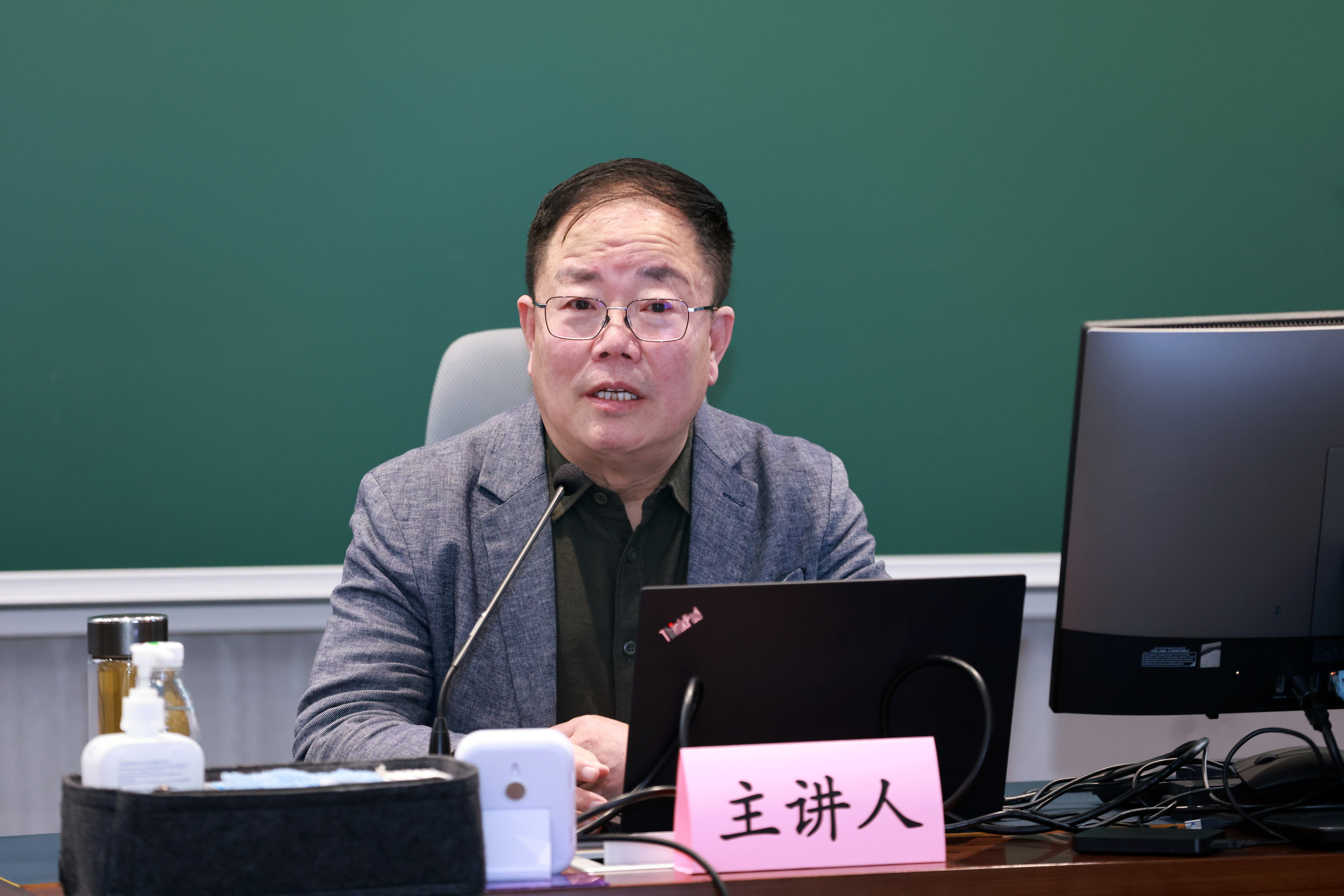 20241227-米兰milan官方网站举办2024年哲学社会科学骨干教师专题研讨班-常志东-邹广文作专题报告.JPG