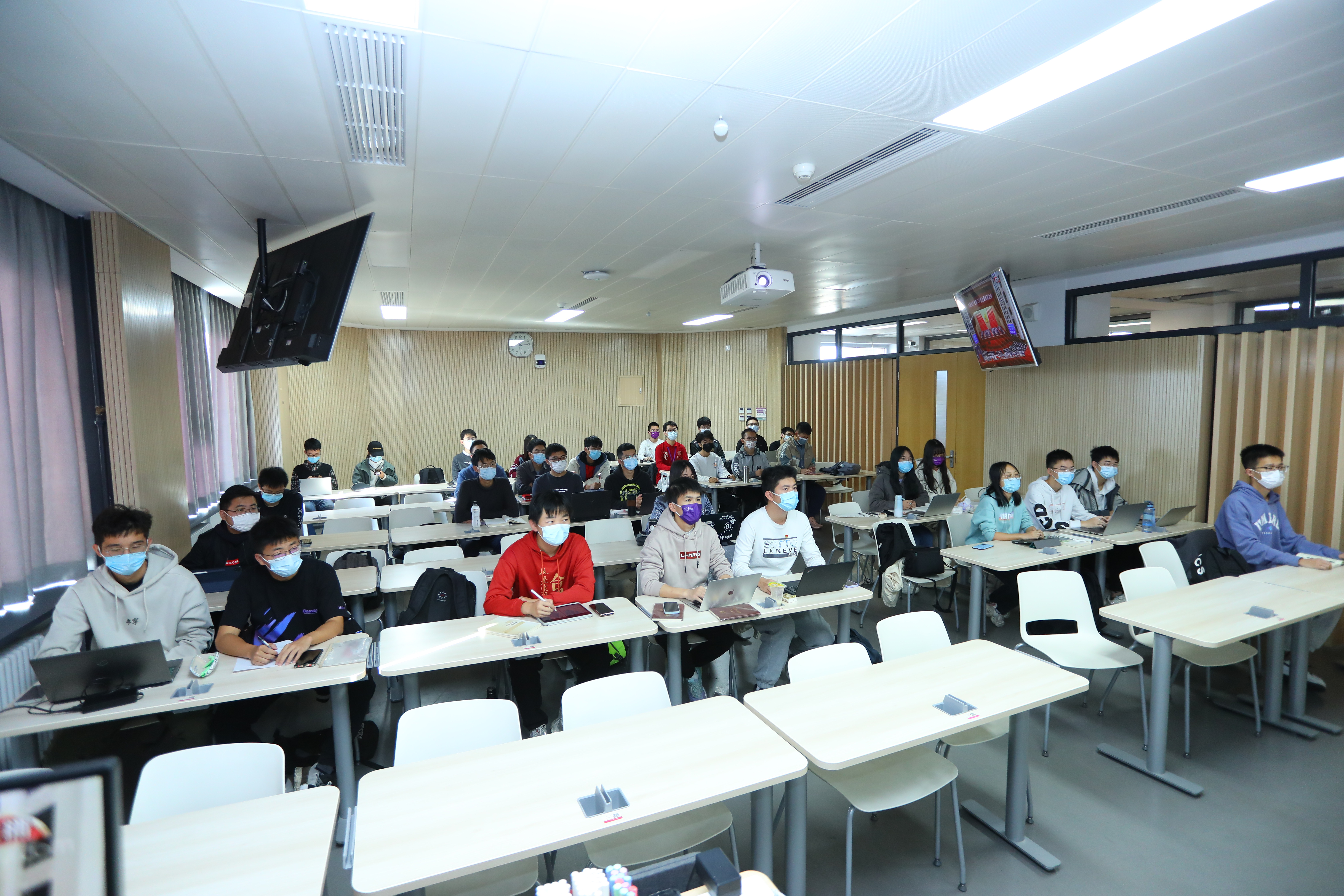 20221018-喜庆二十大,奋进新征程——米兰milan官方网站本科生党支部热切关注党的二十大开幕会-刘雪天-土木水利能动法学社科行健联合主题党日.JPG