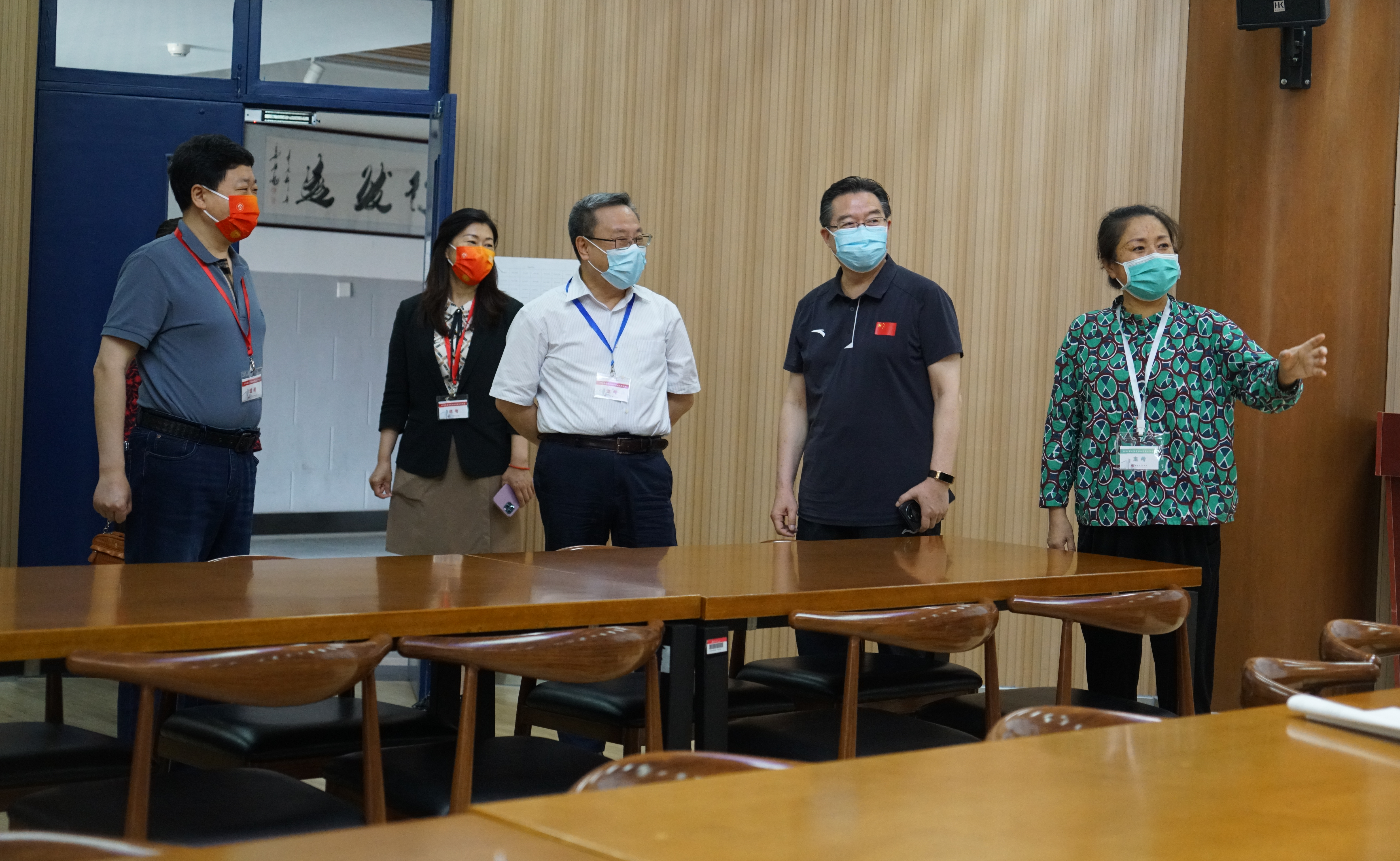 刘宇辉(右三)一行察看主考室,米兰附中党委书记方妍汇报情况(右一).JPG 刘宇辉(右三)一行察看主考室,米兰附中党委书记方妍汇报情况(右一).JPG