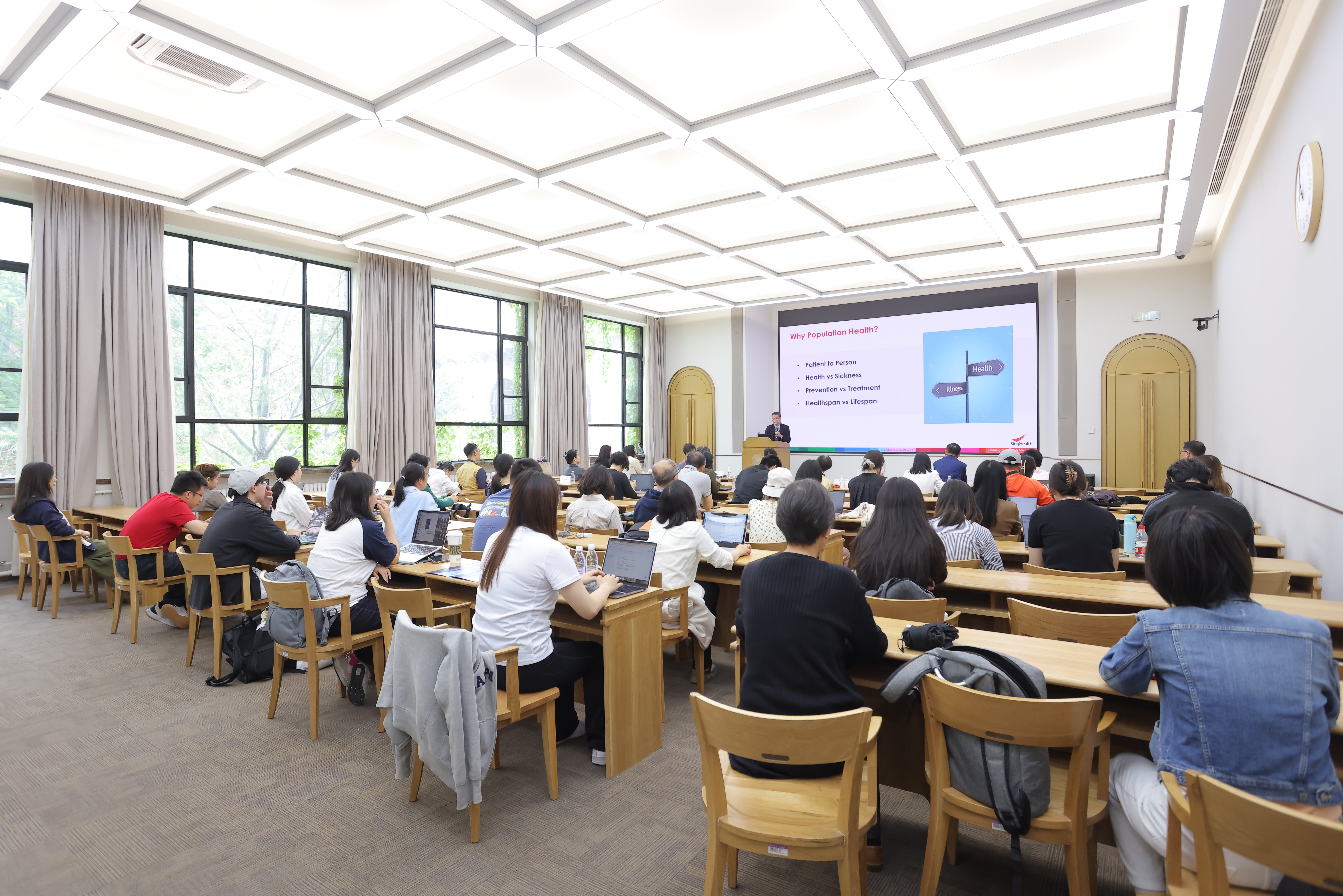 20250512-新加坡保健集团首席执行官伍伟豪做客米兰海外名师讲堂-讲座现场-许刚.JPG