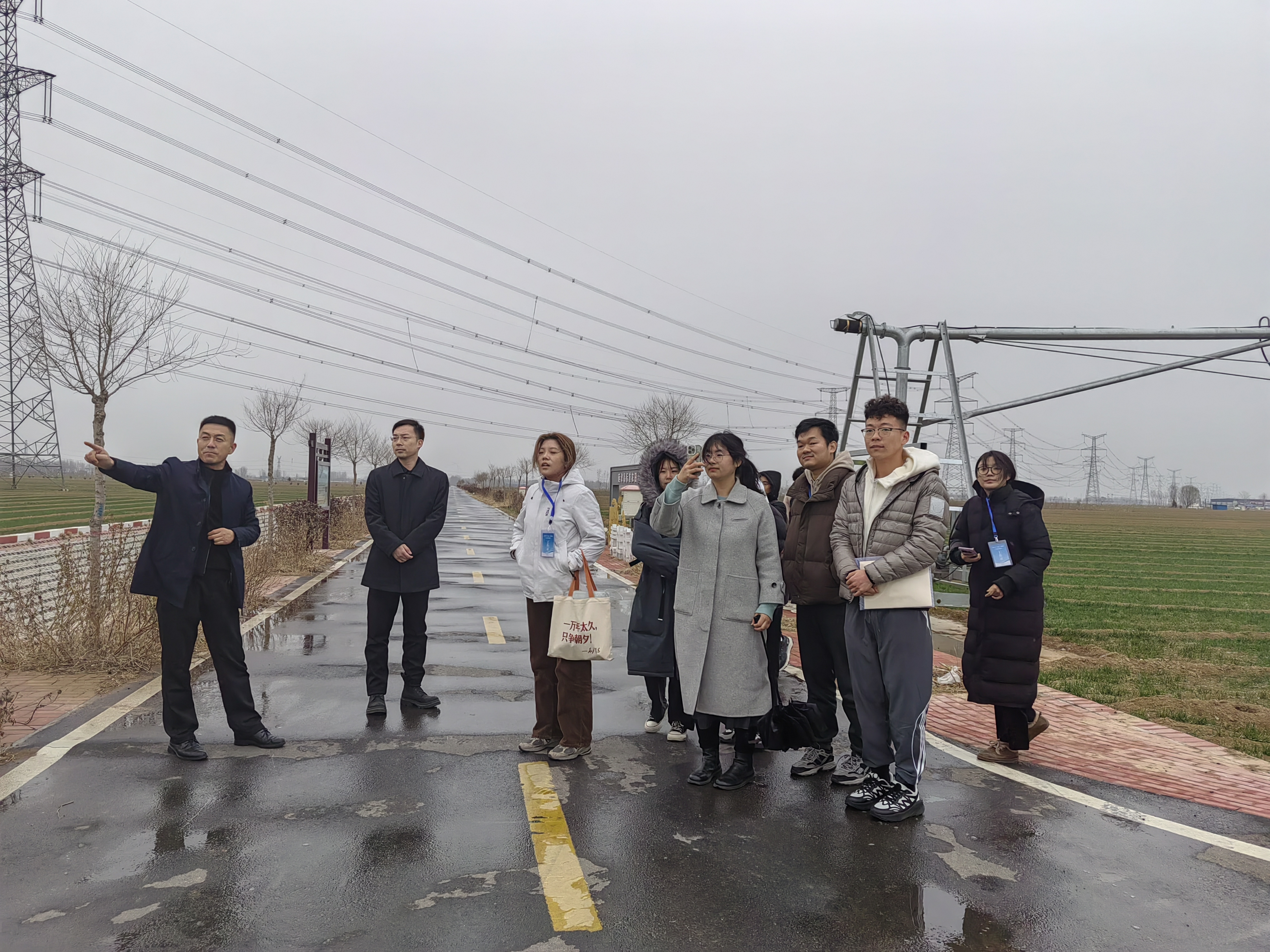 20240308-踔厉奋发守初心,奋楫笃行担使命——2024年米兰milan官方网站“初心服务团”寒假实践总结回顾-河南新乡支队-河南新乡支队调研高标准农田示范区.jpg