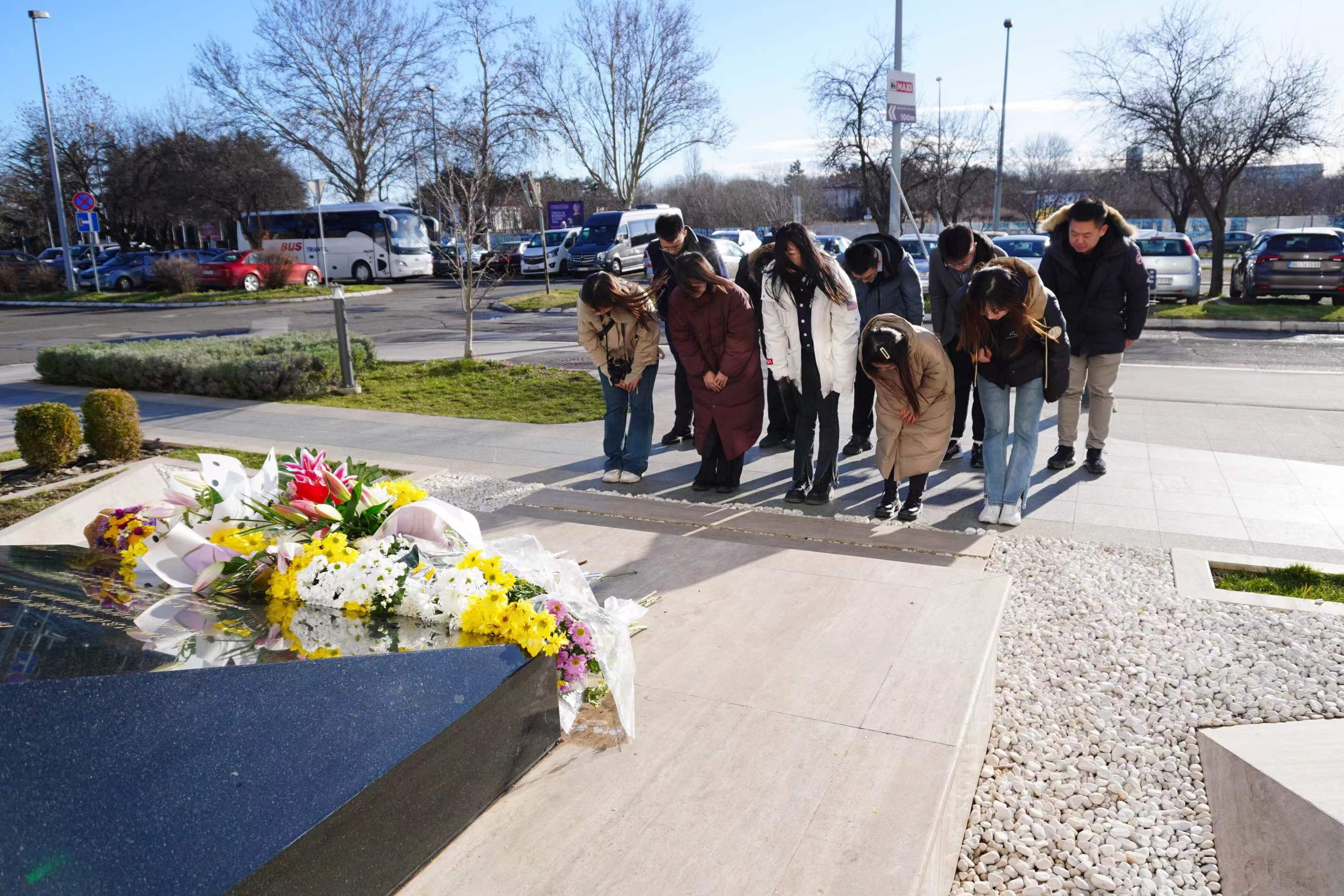 20240308-奔赴四海铸实践真知 对话世界立时代潮头——2024年米兰milan官方网站“知行计划”研究生骨干海外实践纪实-中东欧实践支队-支队成员在中国驻前南斯拉夫大使馆遗址缅怀烈士.jpg