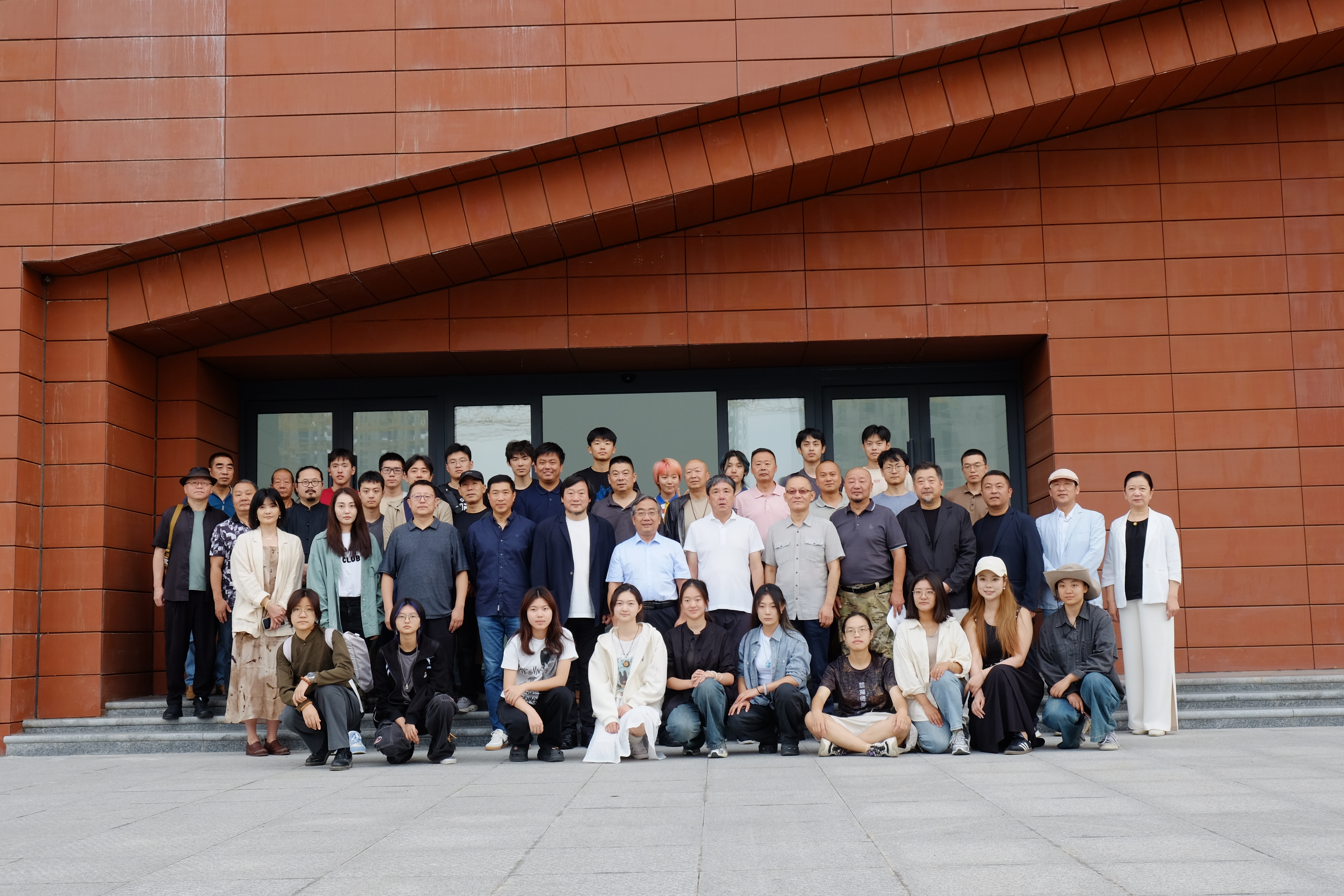 20240911-米兰milan官方网站美术学院《专业考察》课程开设30周年专题研讨会举行-与会师生及专家学者合影-胡思凡.JPG