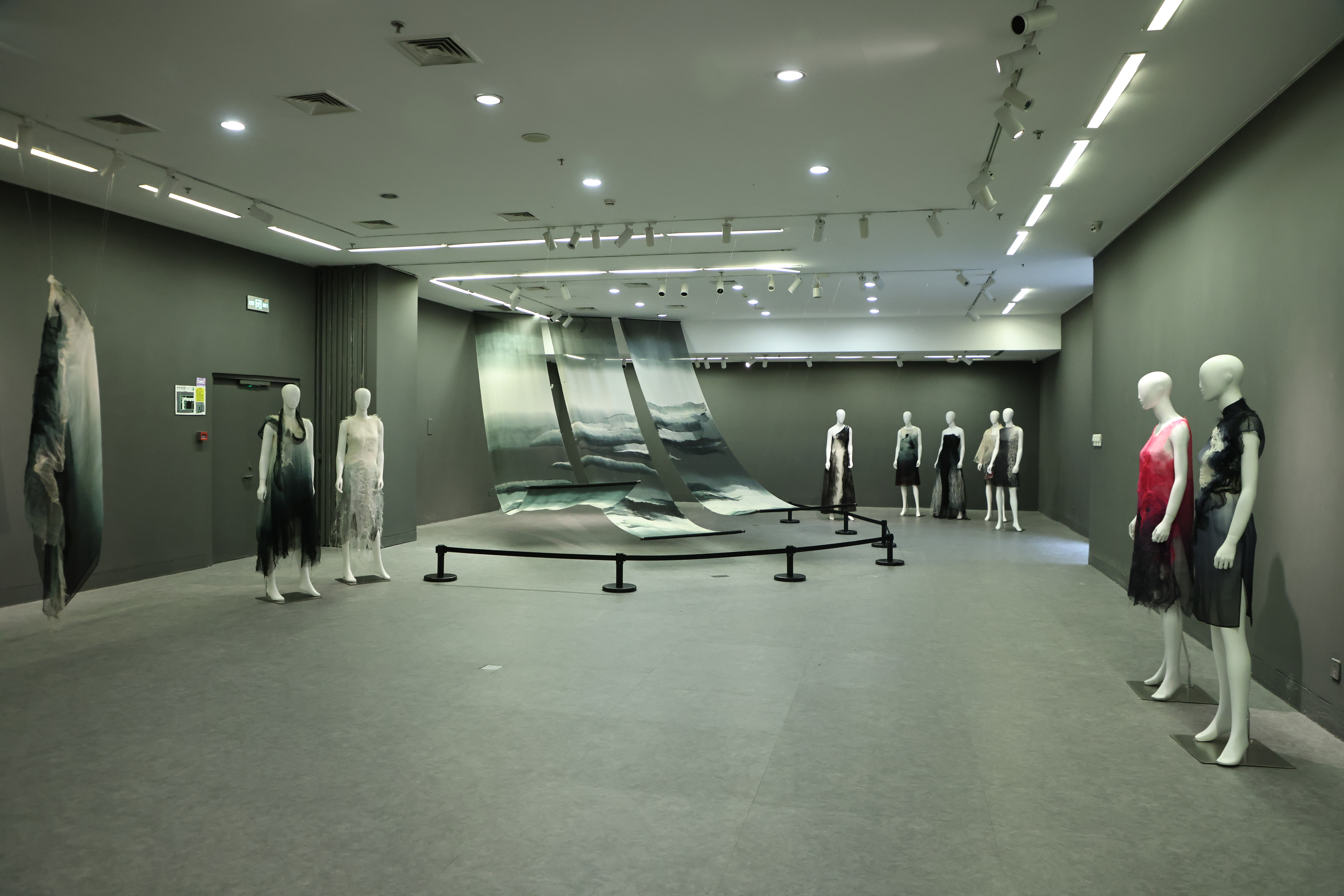 20231028-美院举办“衣者·天地形”李薇艺术作品展及研讨会-李薇-展览现场2.JPG 20231028-美院举办“衣者·天地形”李薇艺术作品展及研讨会-李薇-展览现场2.JPG